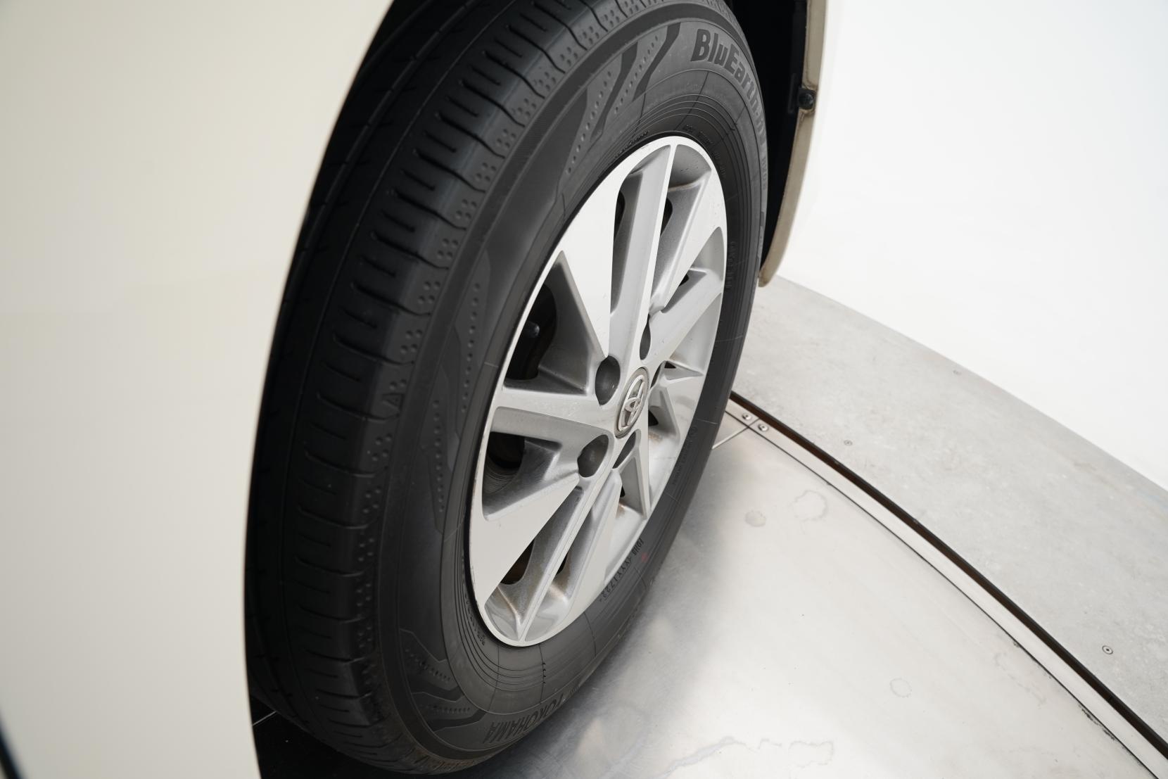 Toyota Alphard 2.4 Hybrid X 4WD