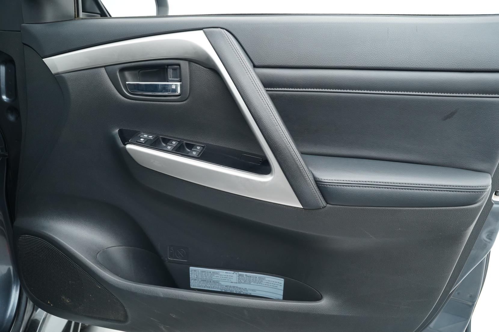 Mitsubishi Pajero 2.4 VRX 2.4D/4WD/8AT VRX 2.4D/4WD/8AT