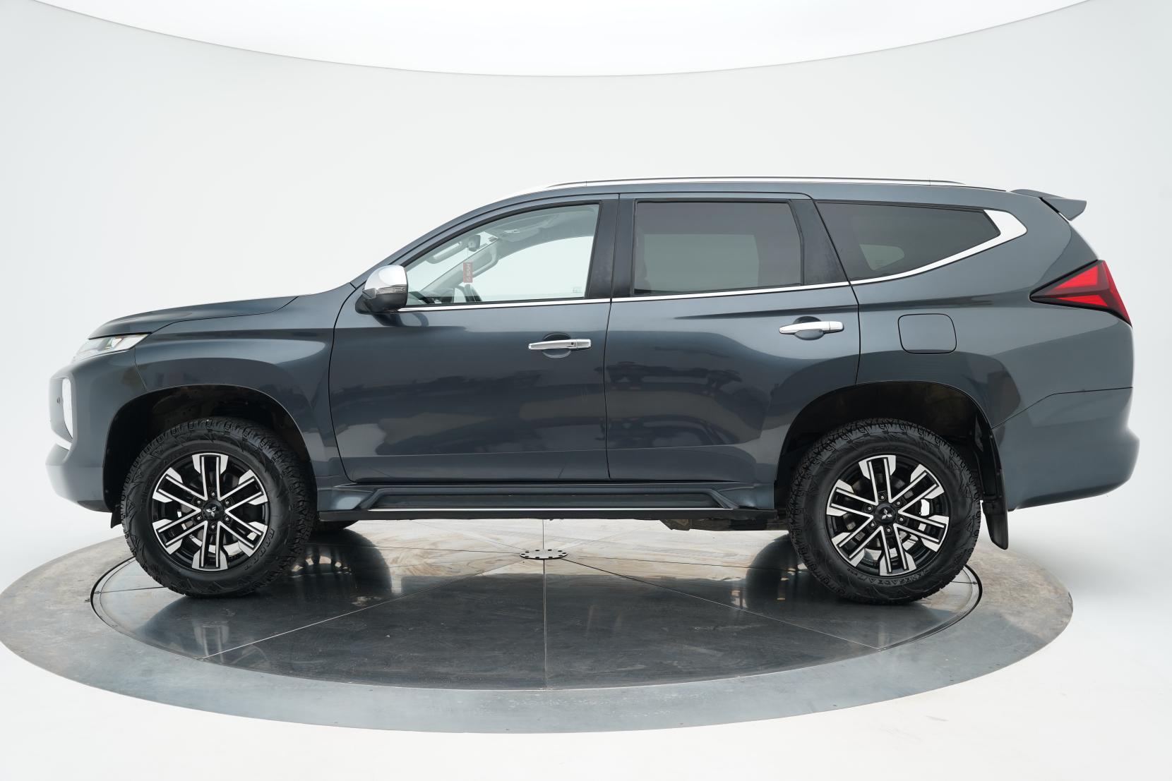 Mitsubishi Pajero 2.4 VRX 2.4D/4WD/8AT VRX 2.4D/4WD/8AT