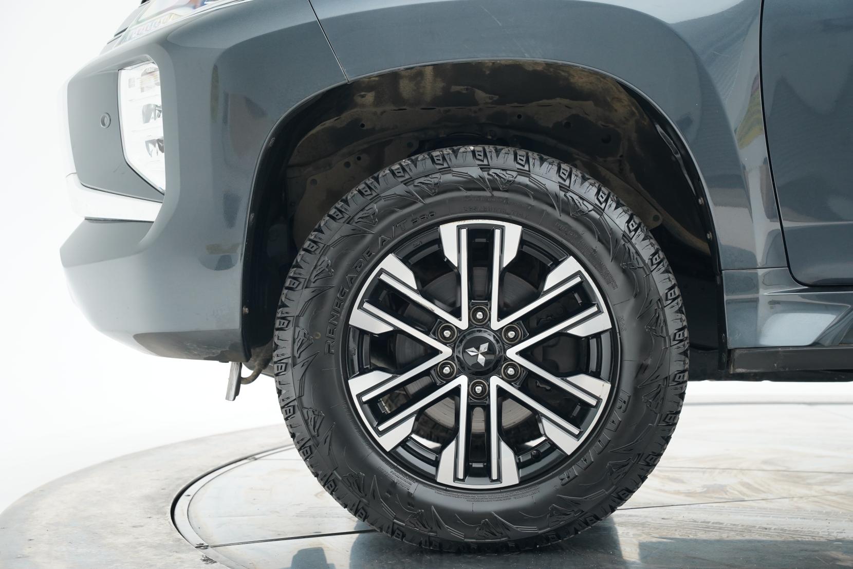 Mitsubishi Pajero 2.4 VRX 2.4D/4WD/8AT VRX 2.4D/4WD/8AT