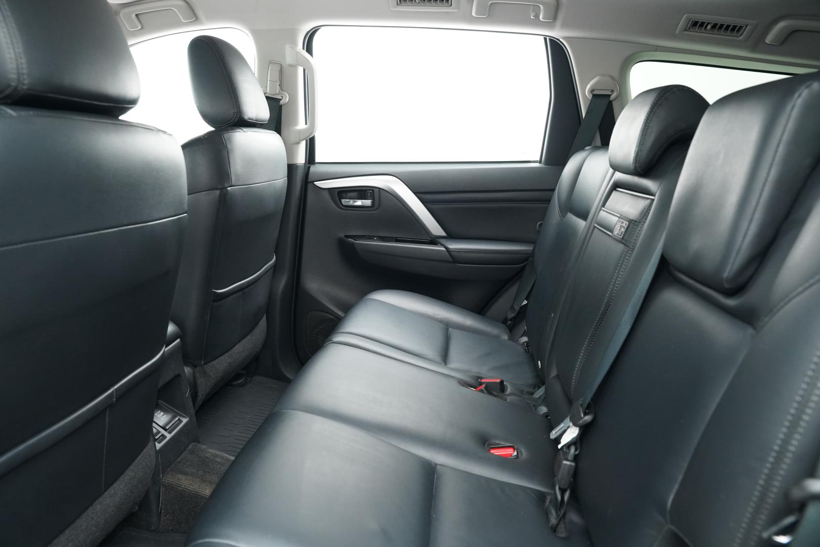 Mitsubishi Pajero 2.4 VRX 2.4D/4WD/8AT VRX 2.4D/4WD/8AT