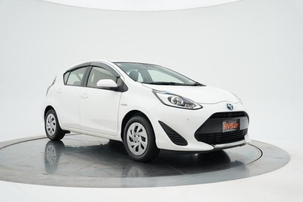 Toyota Aqua Hybrid L