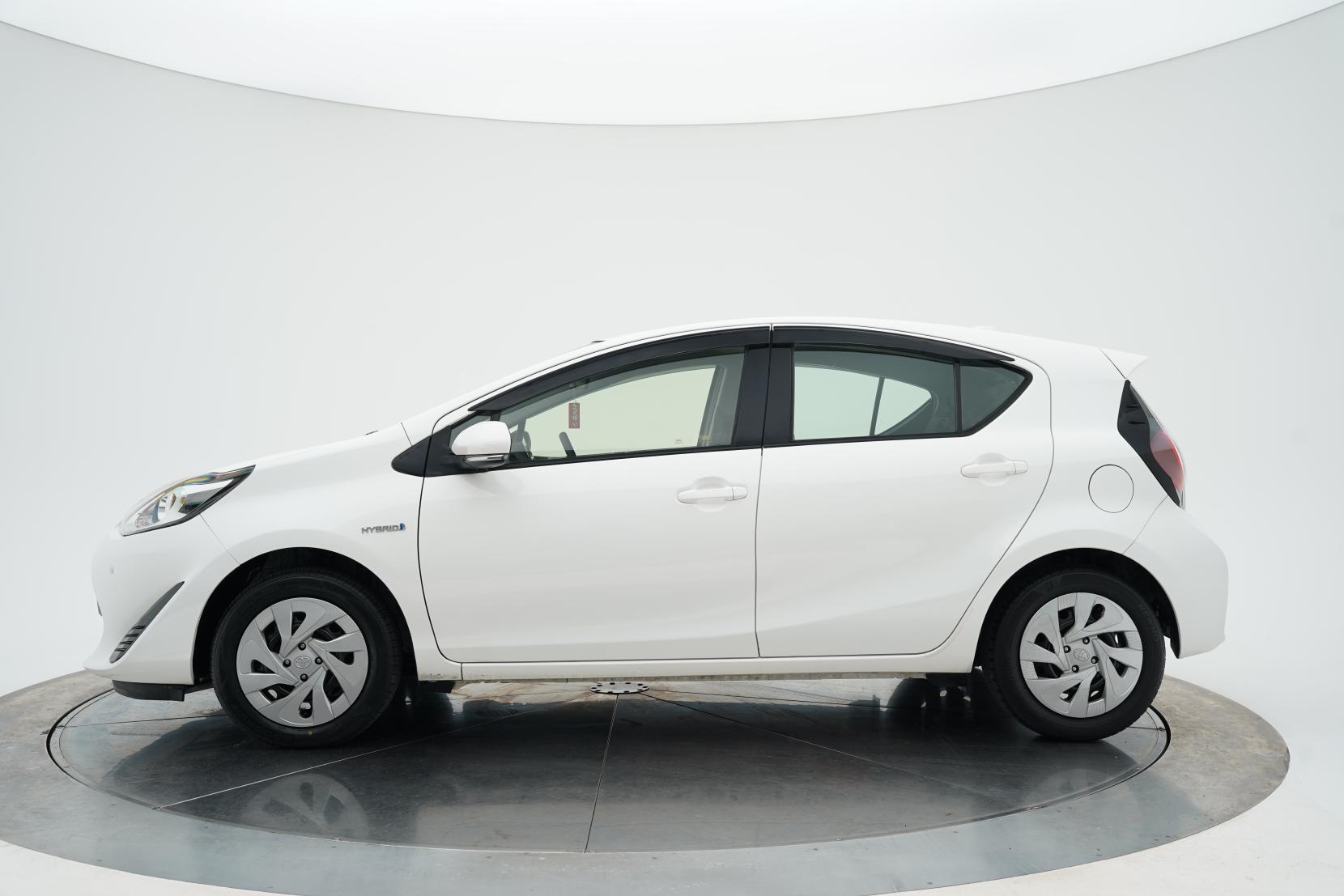 Toyota Aqua Hybrid L