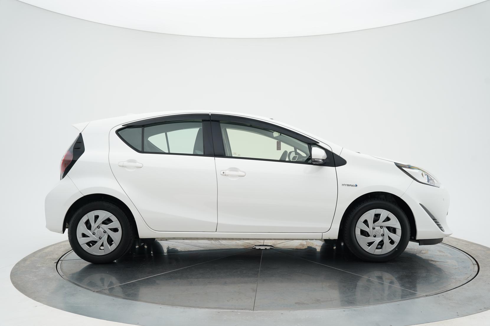 Toyota Aqua Hybrid L