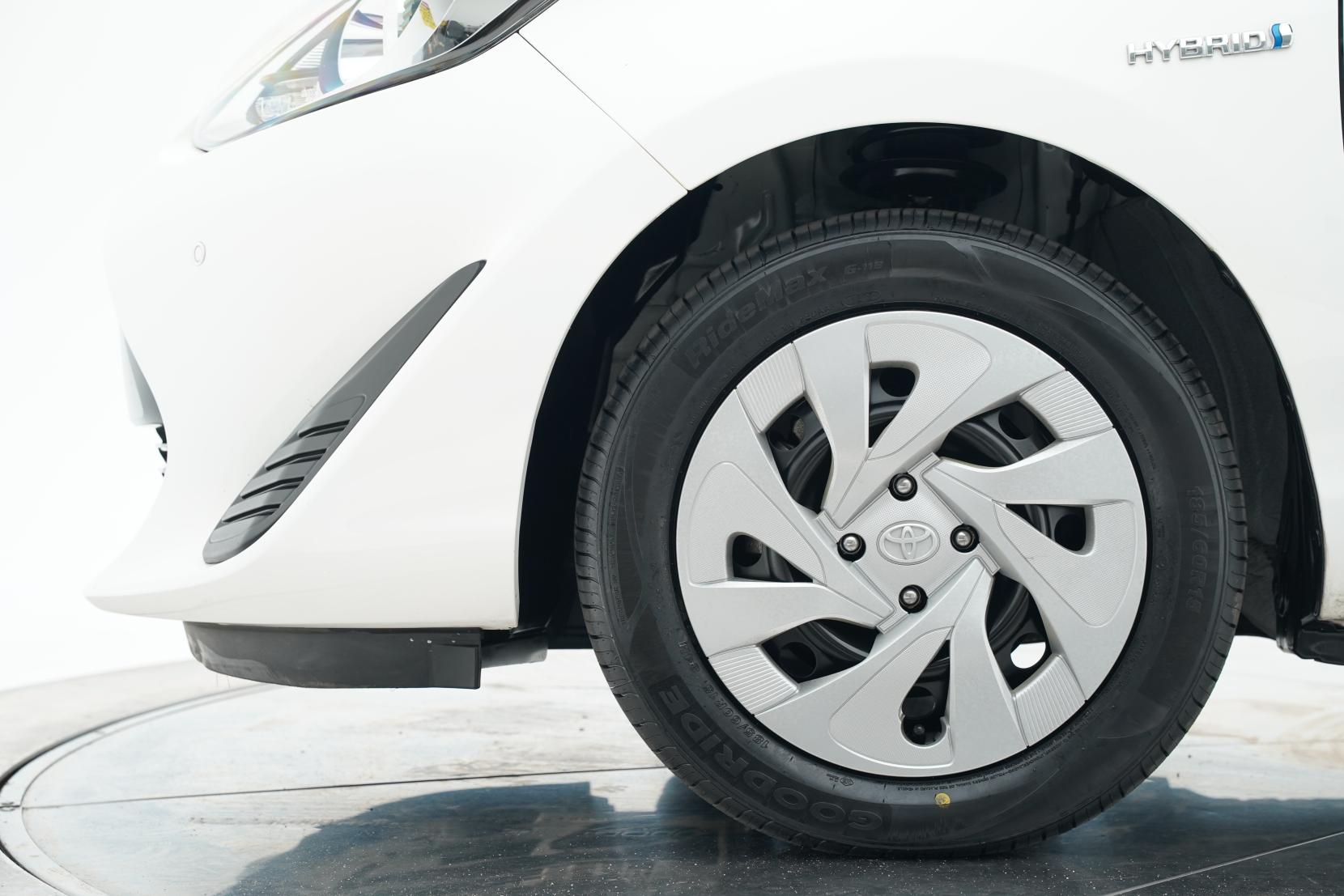 Toyota Aqua Hybrid L