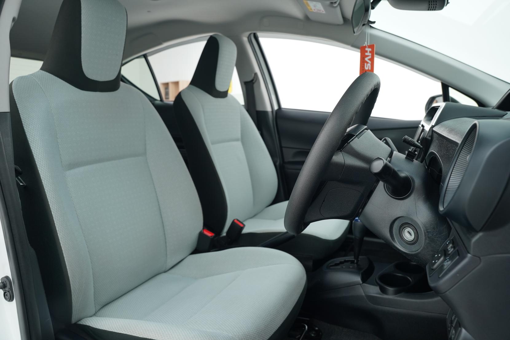 Toyota Aqua Hybrid L