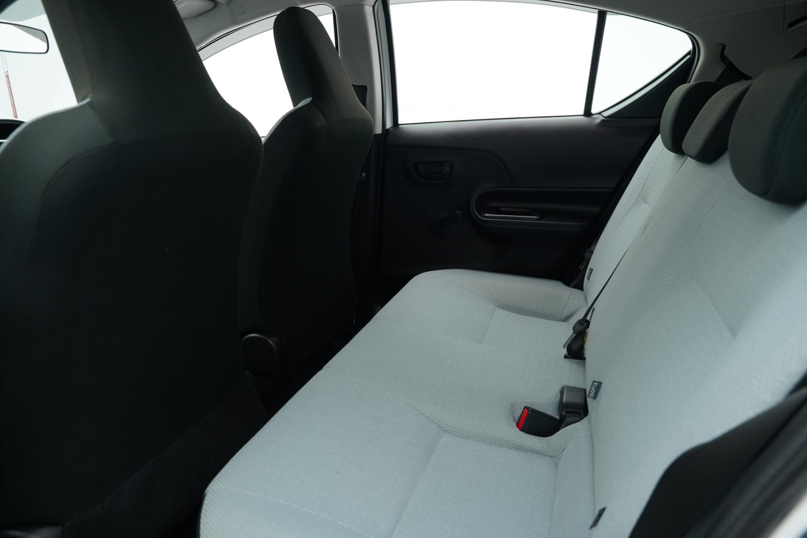 Toyota Aqua Hybrid L