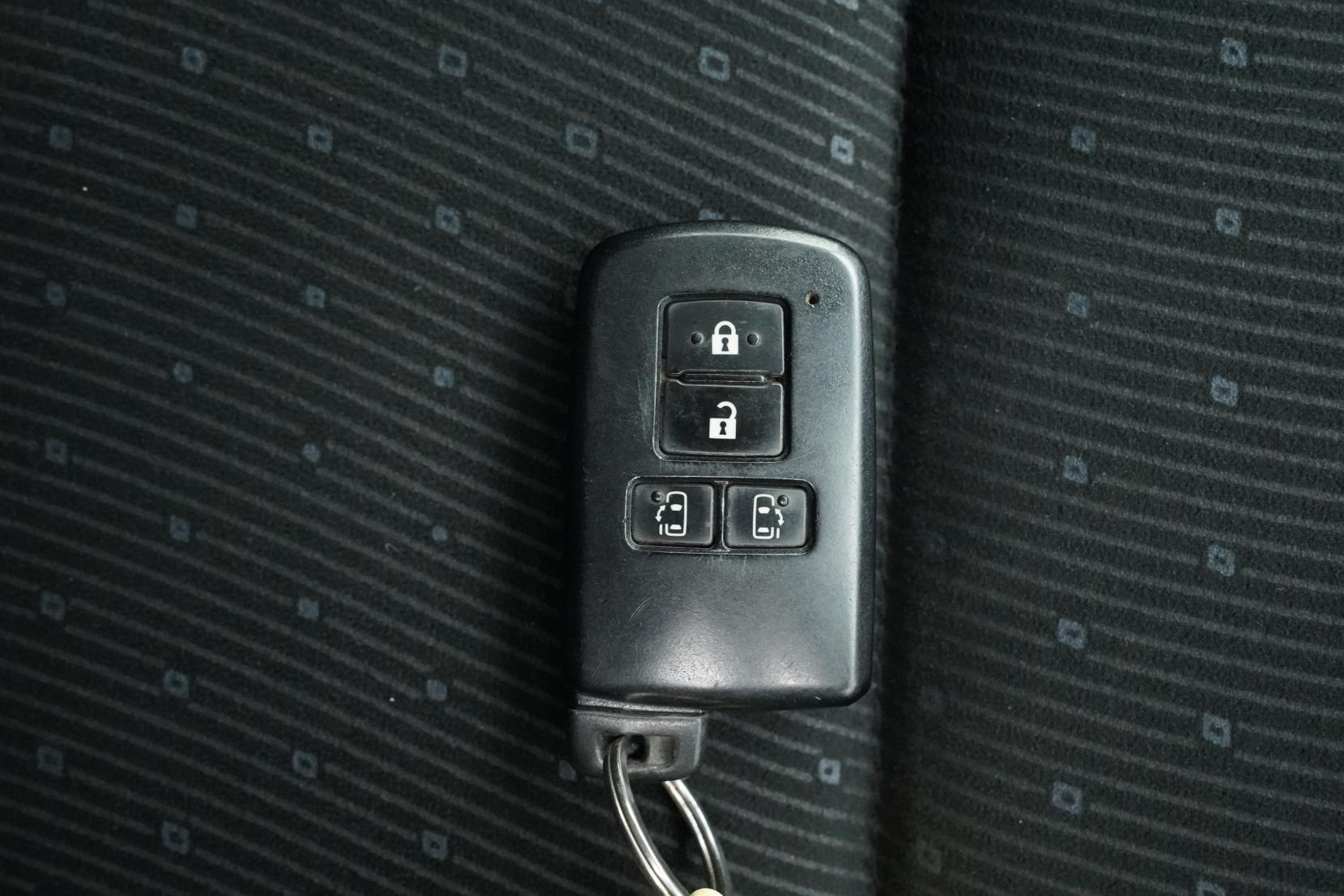 Toyota Voxy 1.8 HYBRID HYBRID V