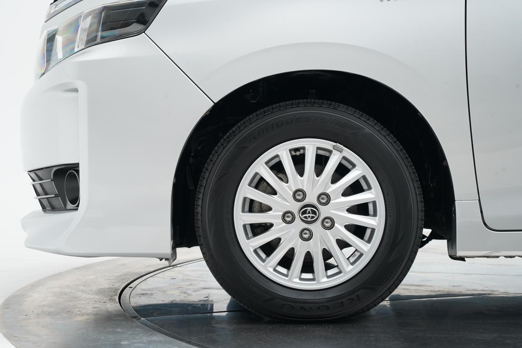 Toyota Voxy 1.8 HYBRID HYBRID V