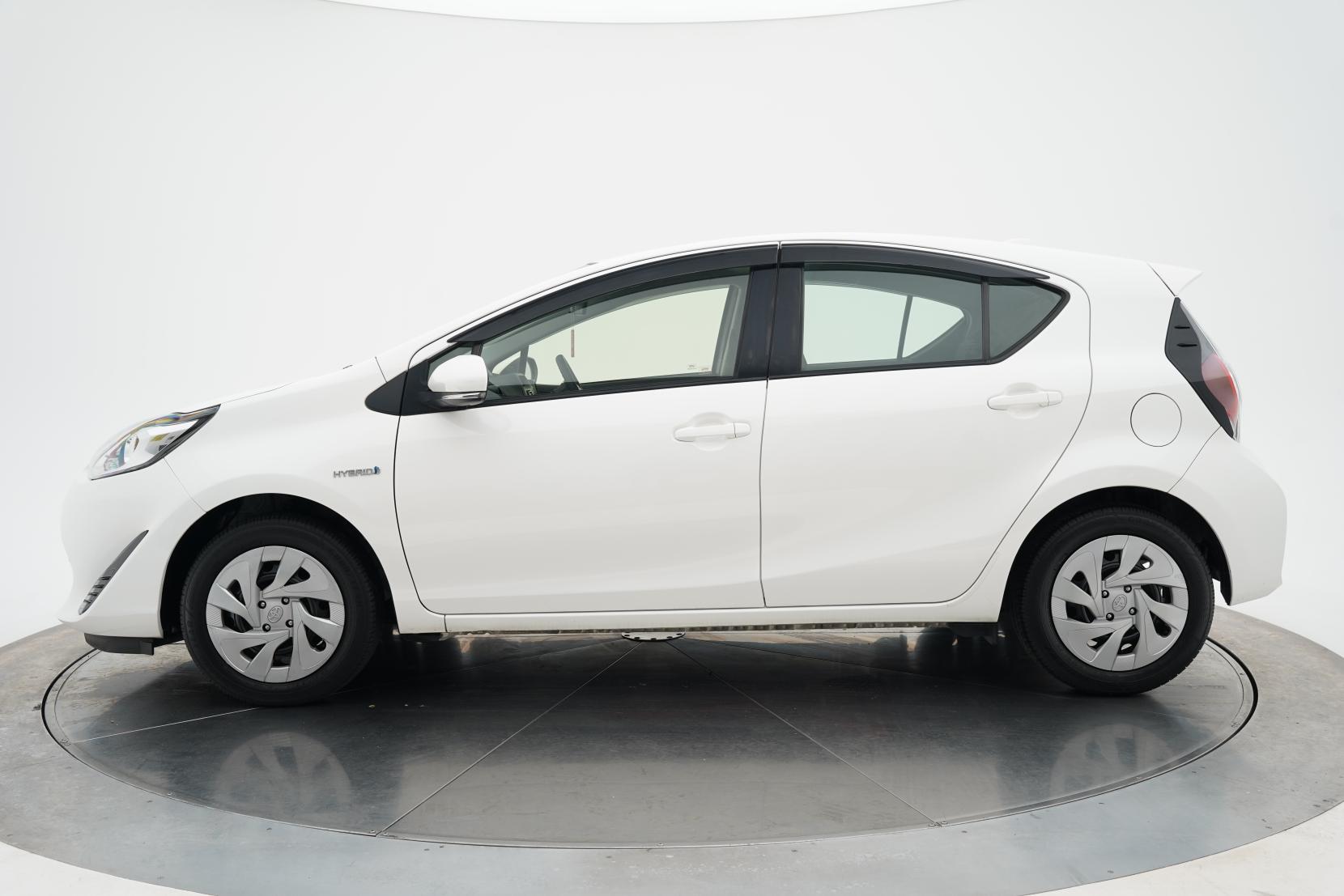 Toyota Aqua L