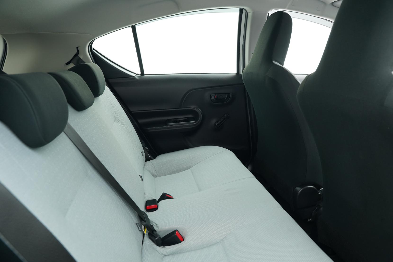 Toyota Aqua L