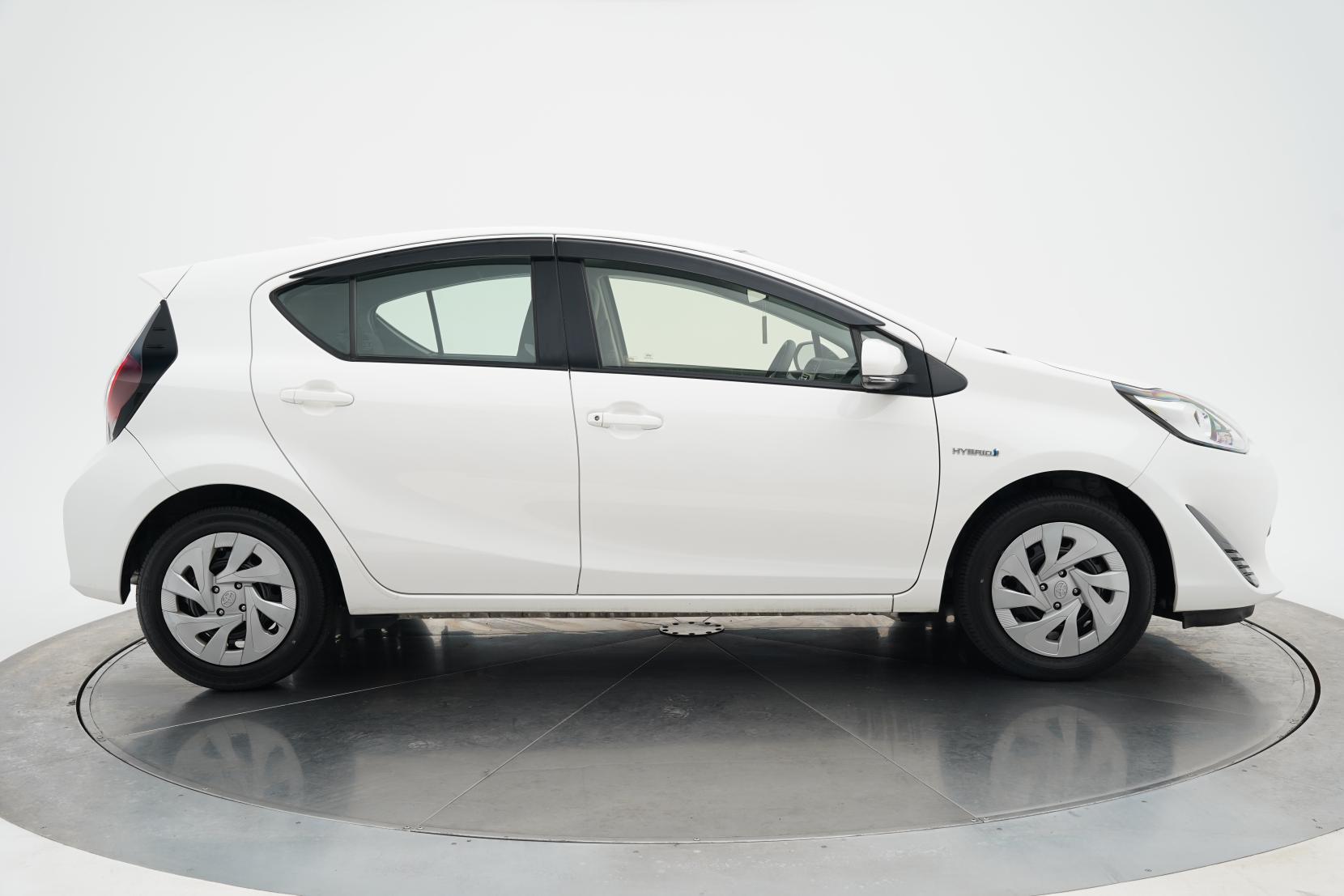 Toyota Aqua L