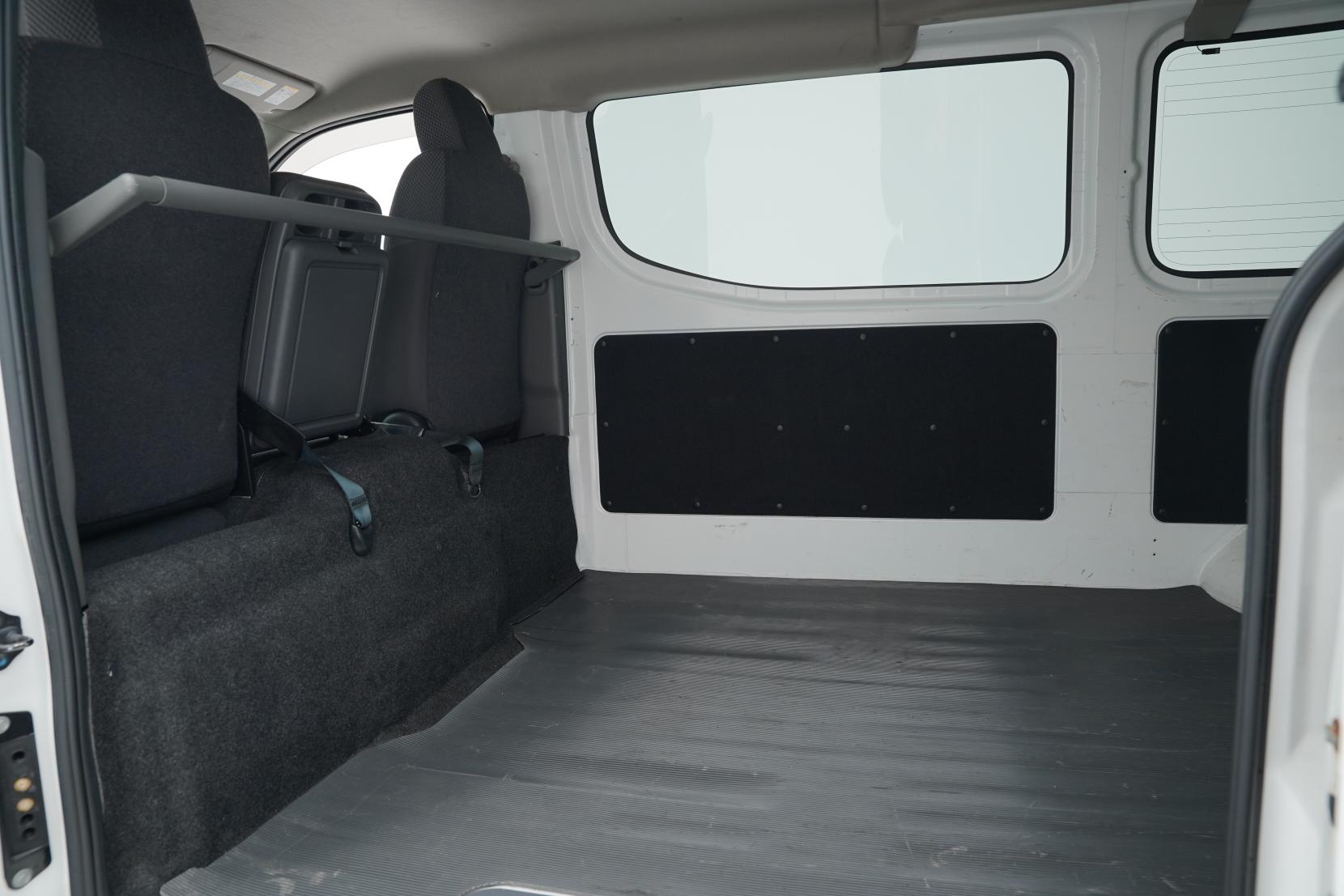Nissan Caravan / Urvan (1973–present) 2.5 NV350 Caravan Diesel DX 