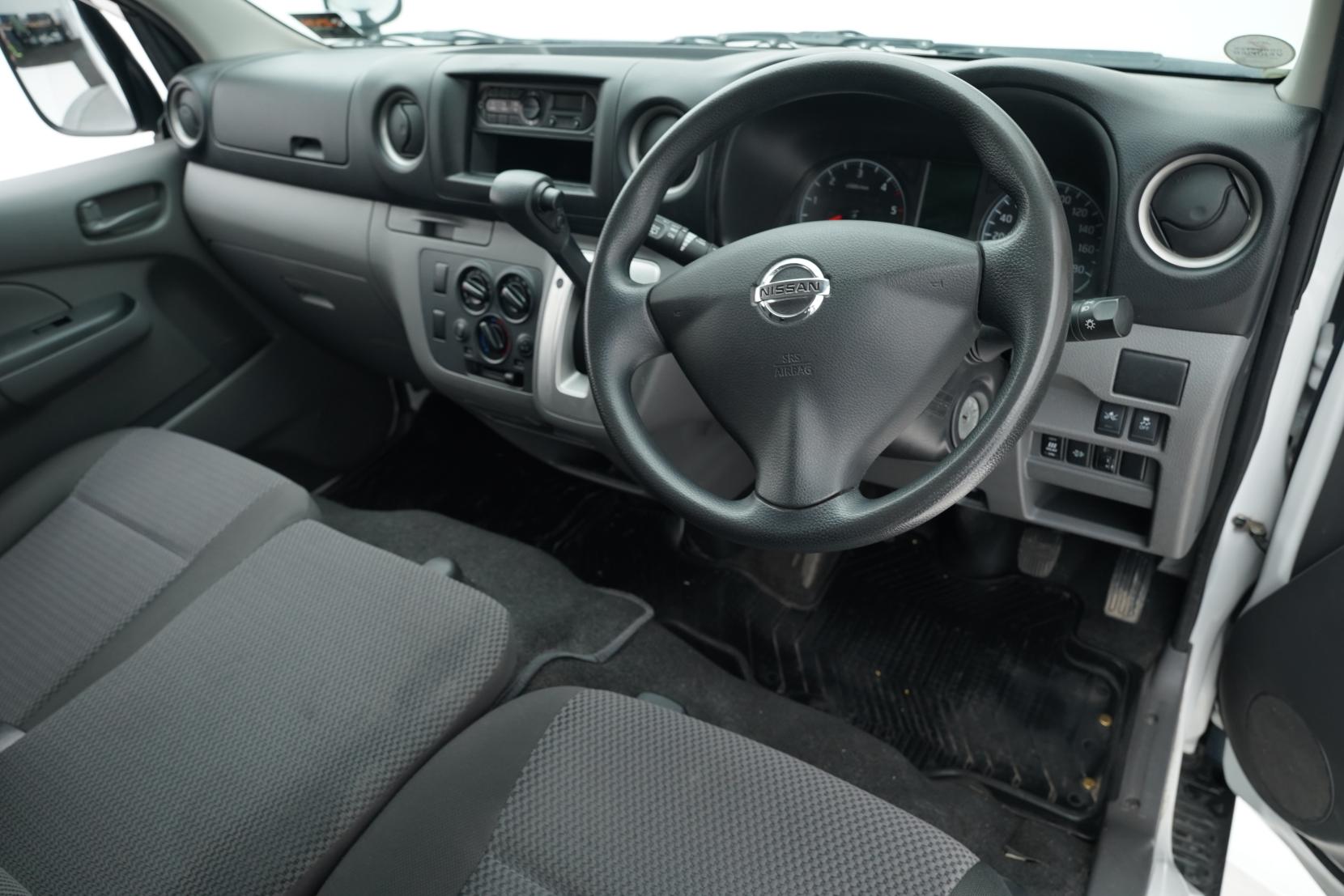 Nissan Caravan / Urvan (1973–present) 2.5 NV350 Caravan Diesel DX 