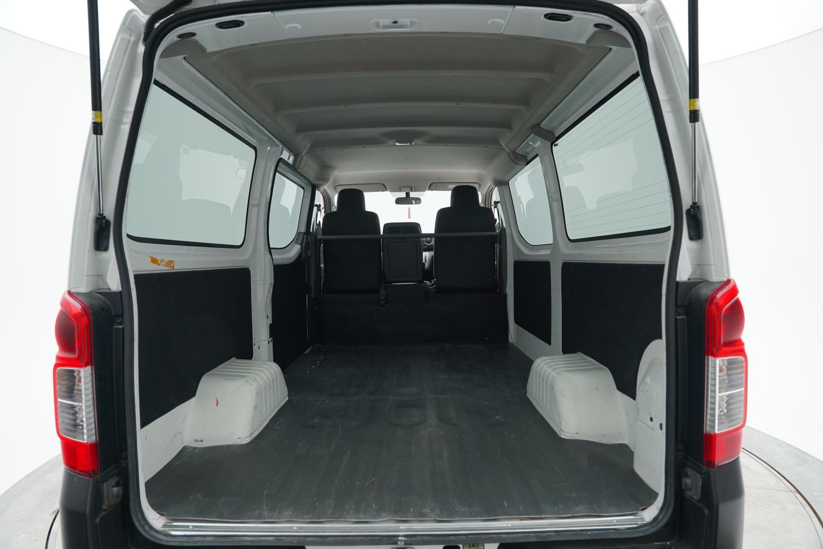 Nissan Caravan / Urvan (1973–present) 2.5 NV350 Caravan Diesel DX 