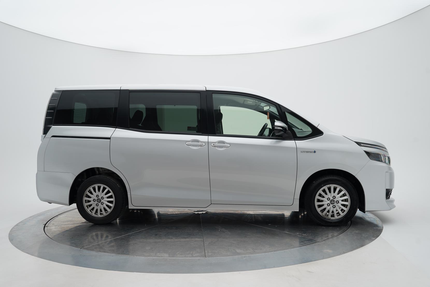 Toyota Noah HYBRID V