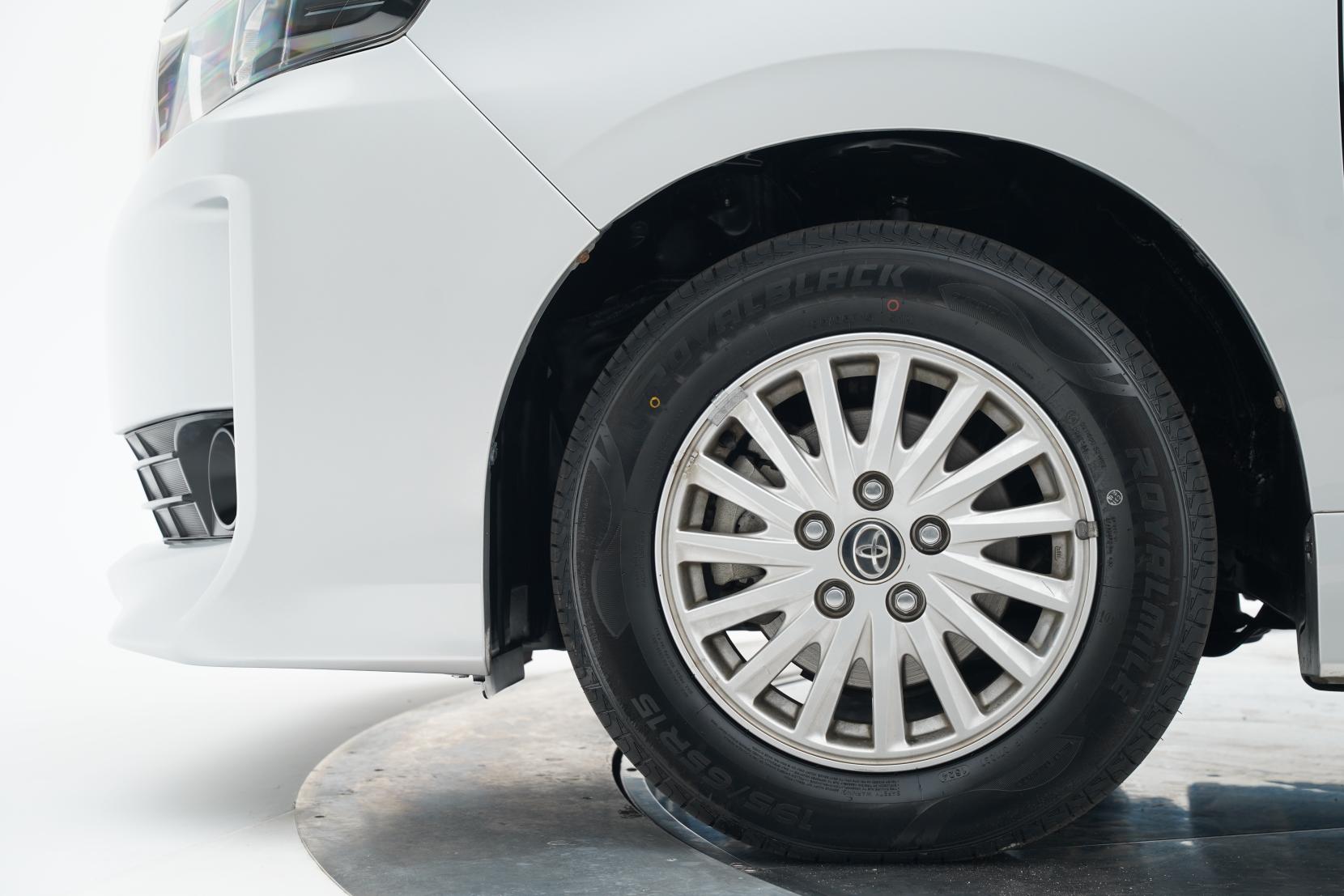 Toyota Noah HYBRID V