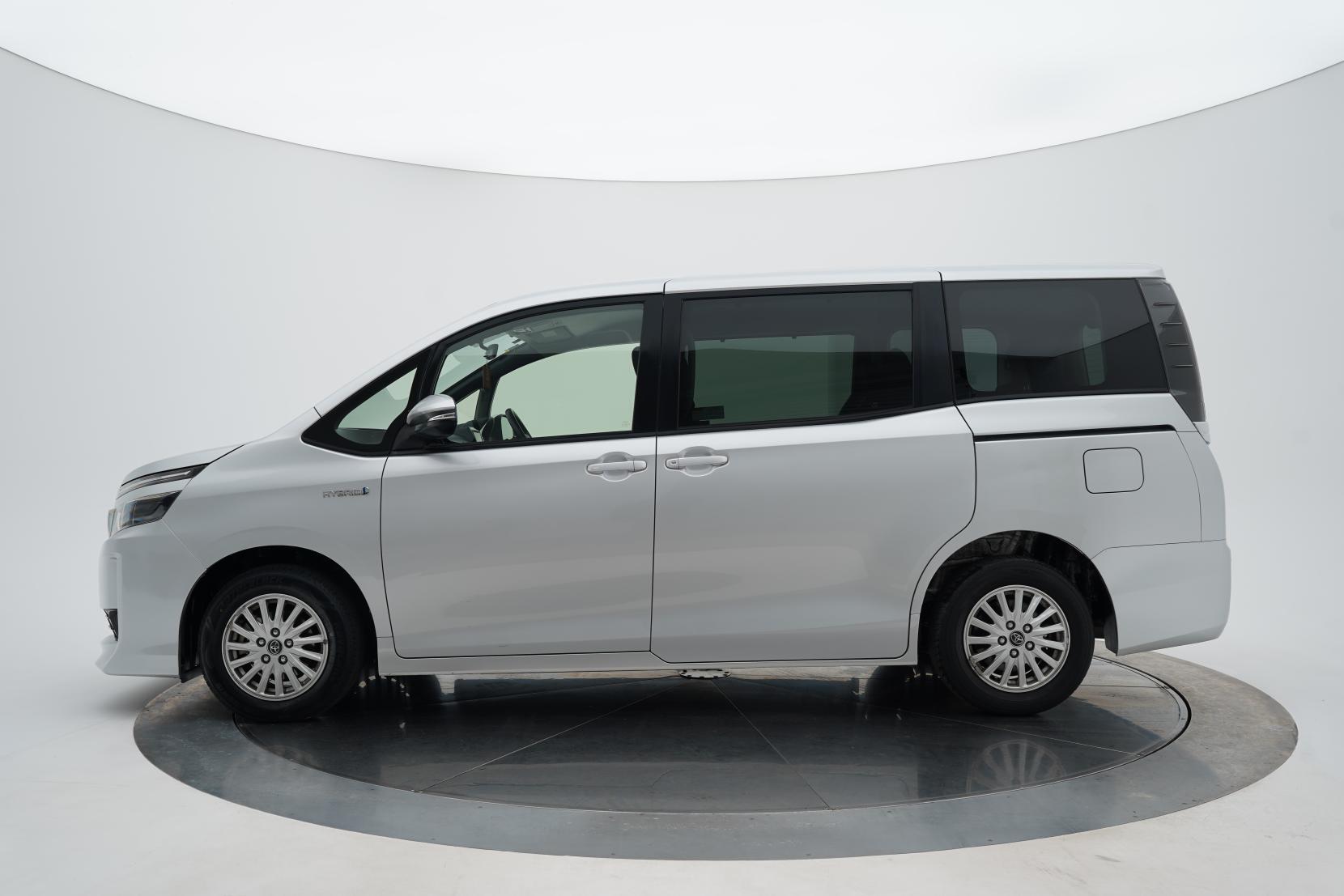 Toyota Noah HYBRID V