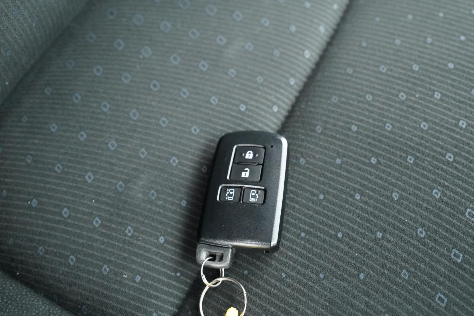 Toyota Noah HYBRID V
