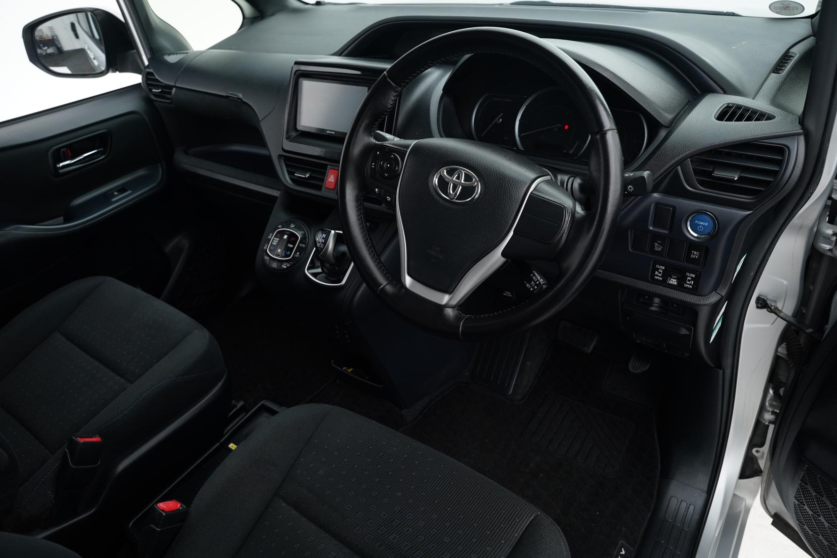 Toyota Noah HYBRID V