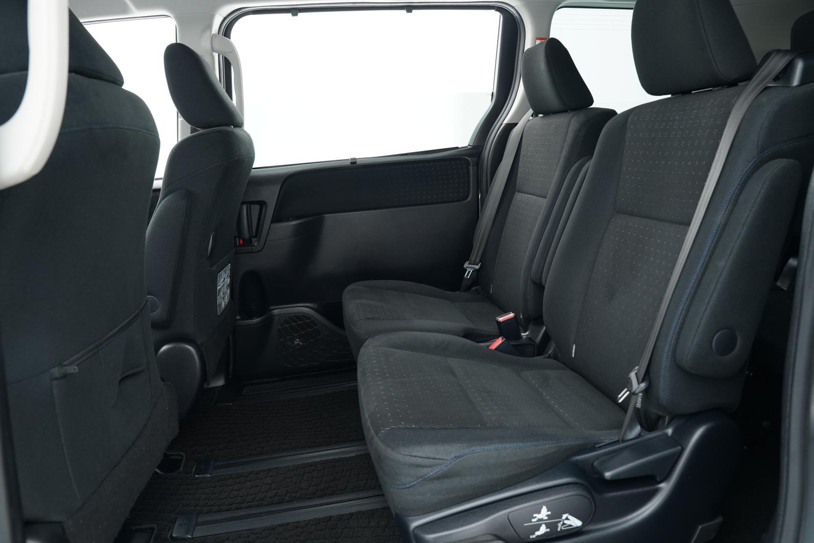 Toyota Noah HYBRID V