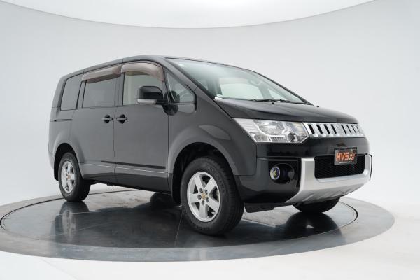 Mitsubishi Delica (1968–present) 2.4 4WD 8 Seater