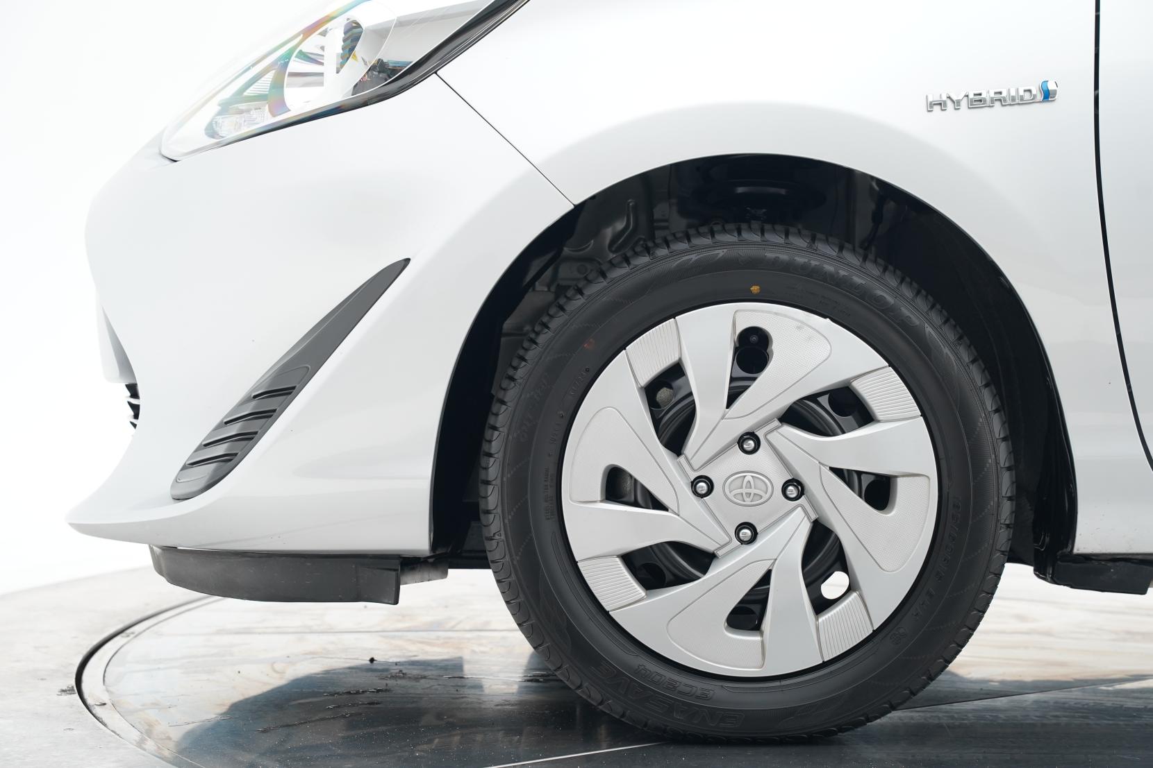 Toyota Aqua Hybrid L