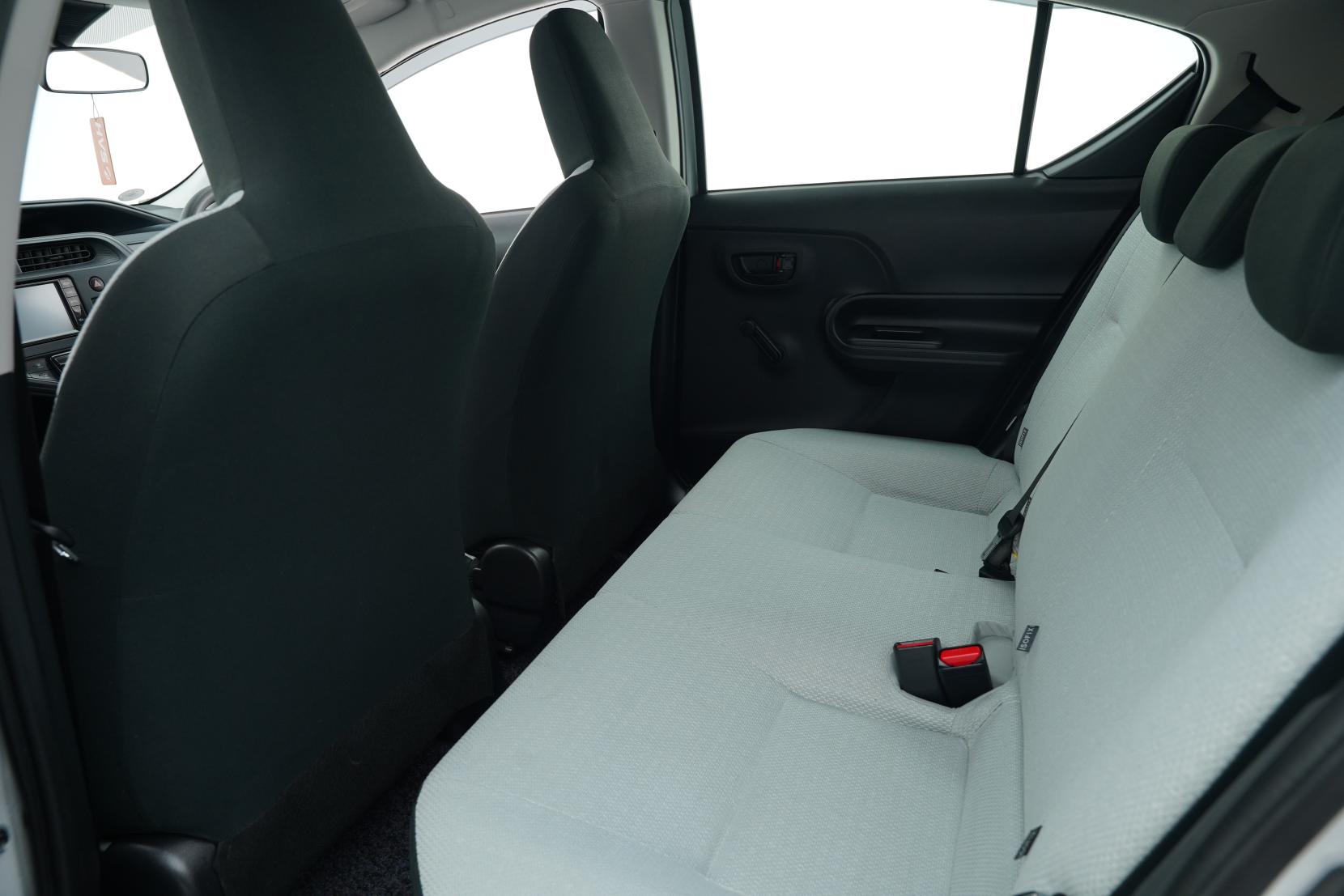 Toyota Aqua Hybrid L