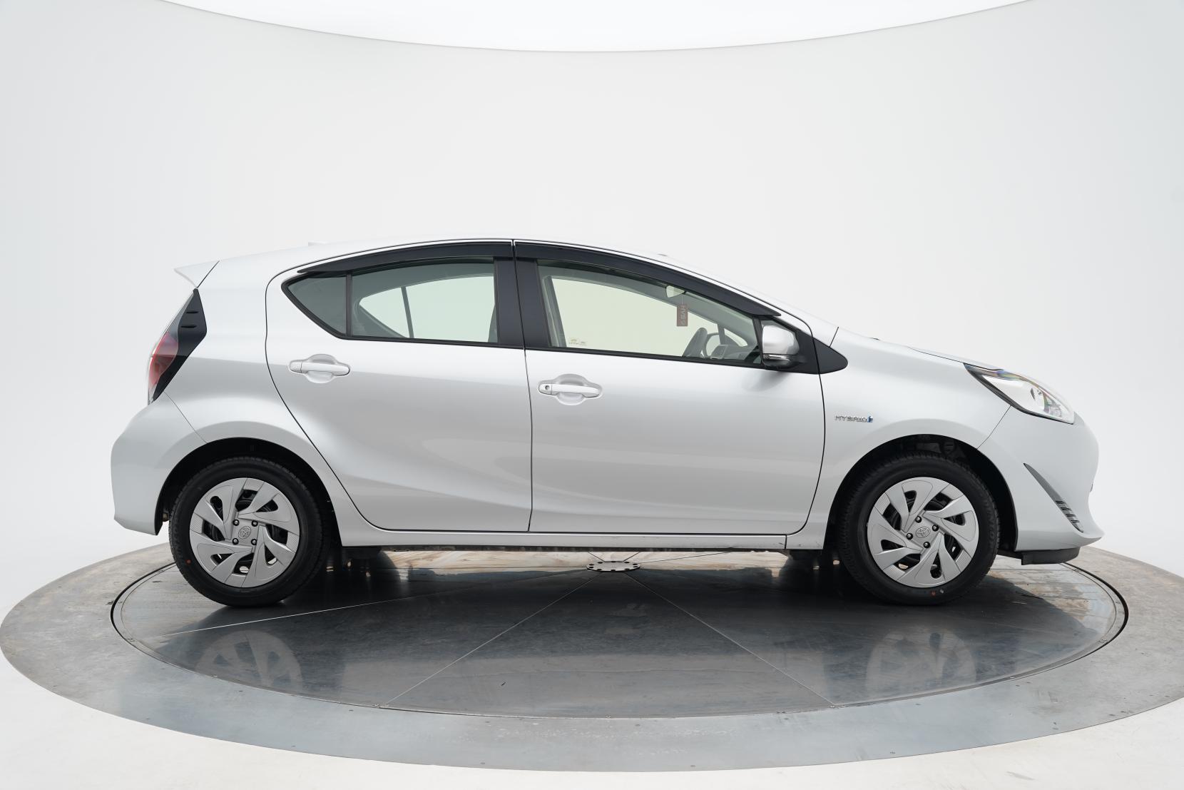 Toyota Aqua Hybrid L