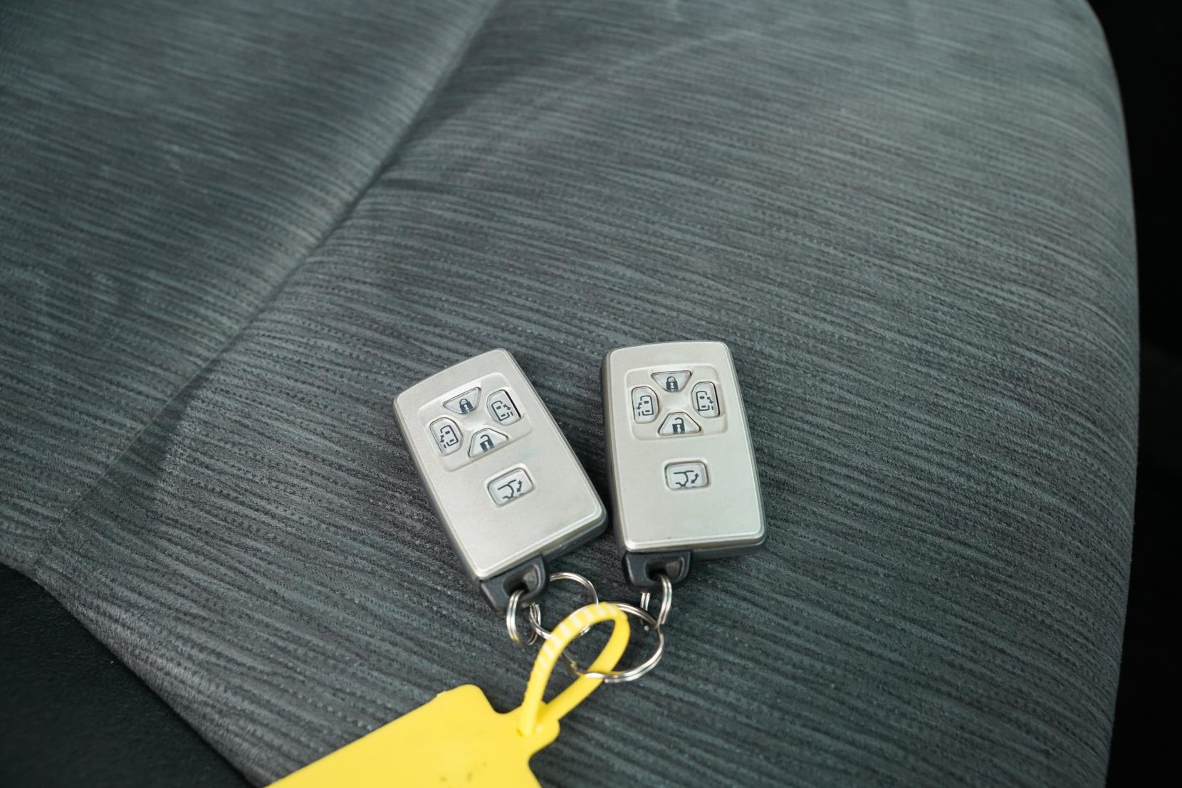 Toyota Alphard 2.4 Hybrid 4WD 7 Seats