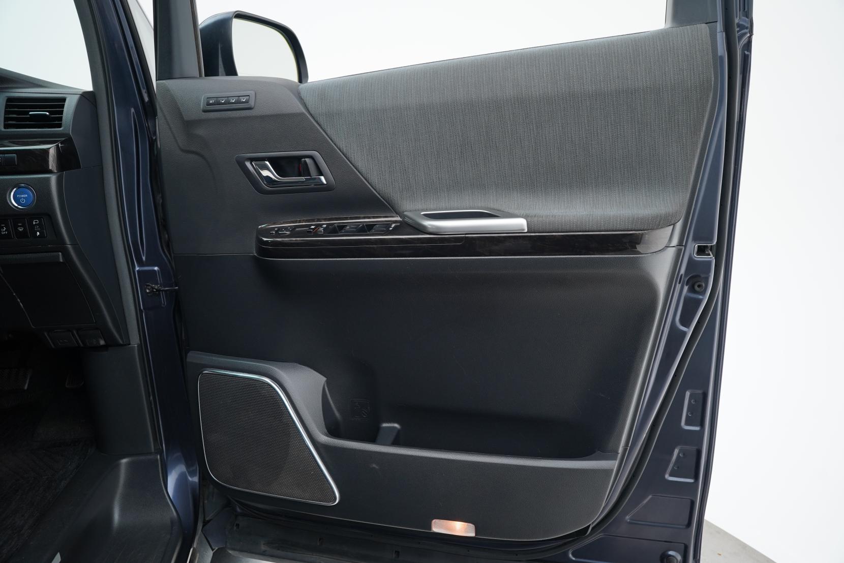 Toyota Alphard 2.4 Hybrid 4WD 7 Seats