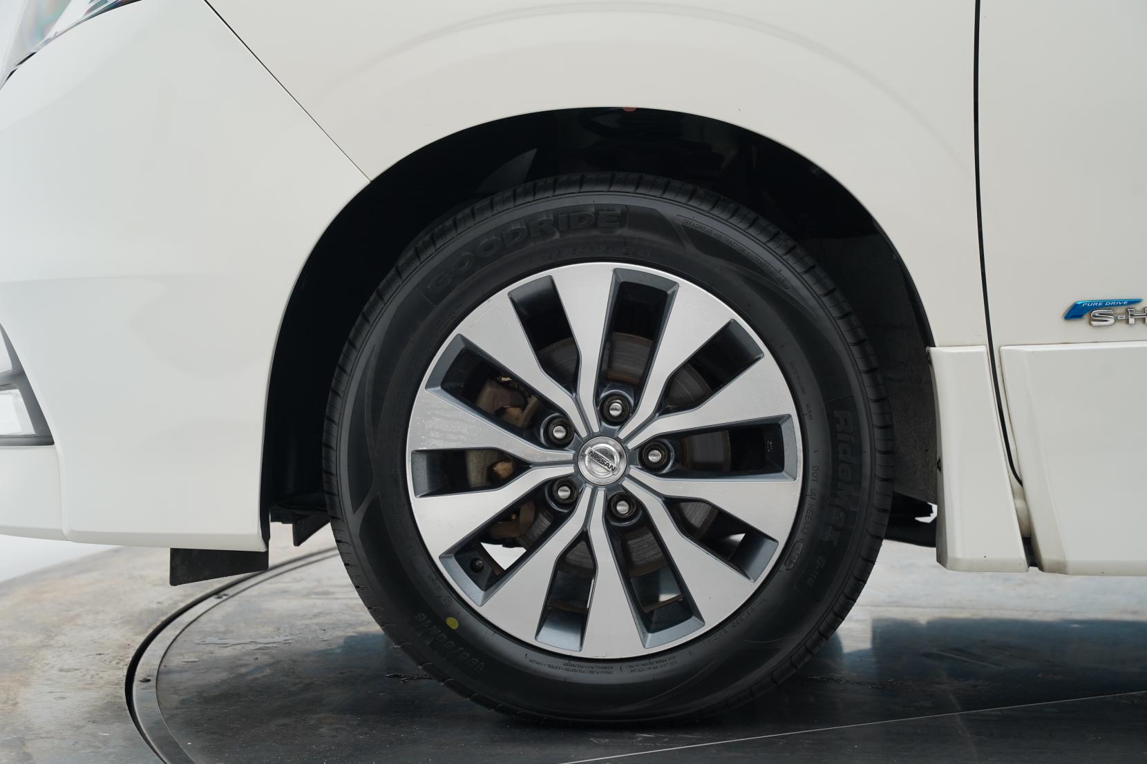 Nissan Serena (1991 – present) 2.0 Hybrid HighwayStar G