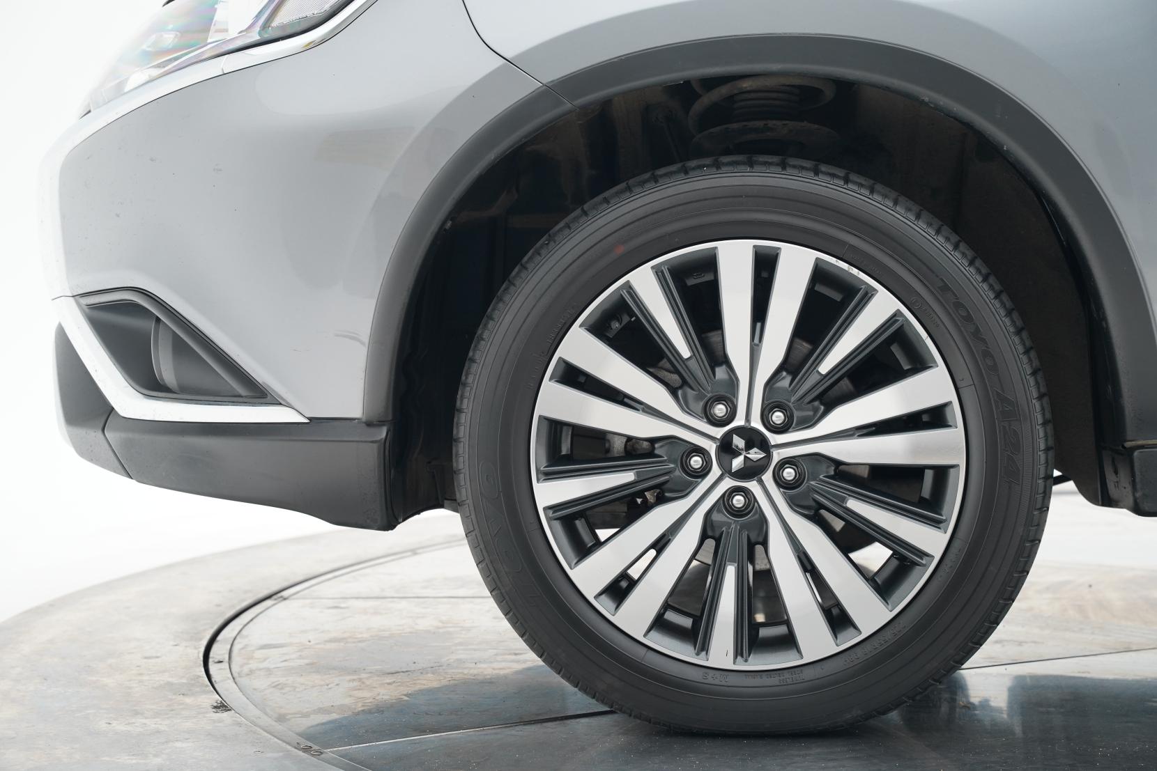 Mitsubishi Outlander 2.4 Outlander III (facelift 2018) LS 2.4P/CVT