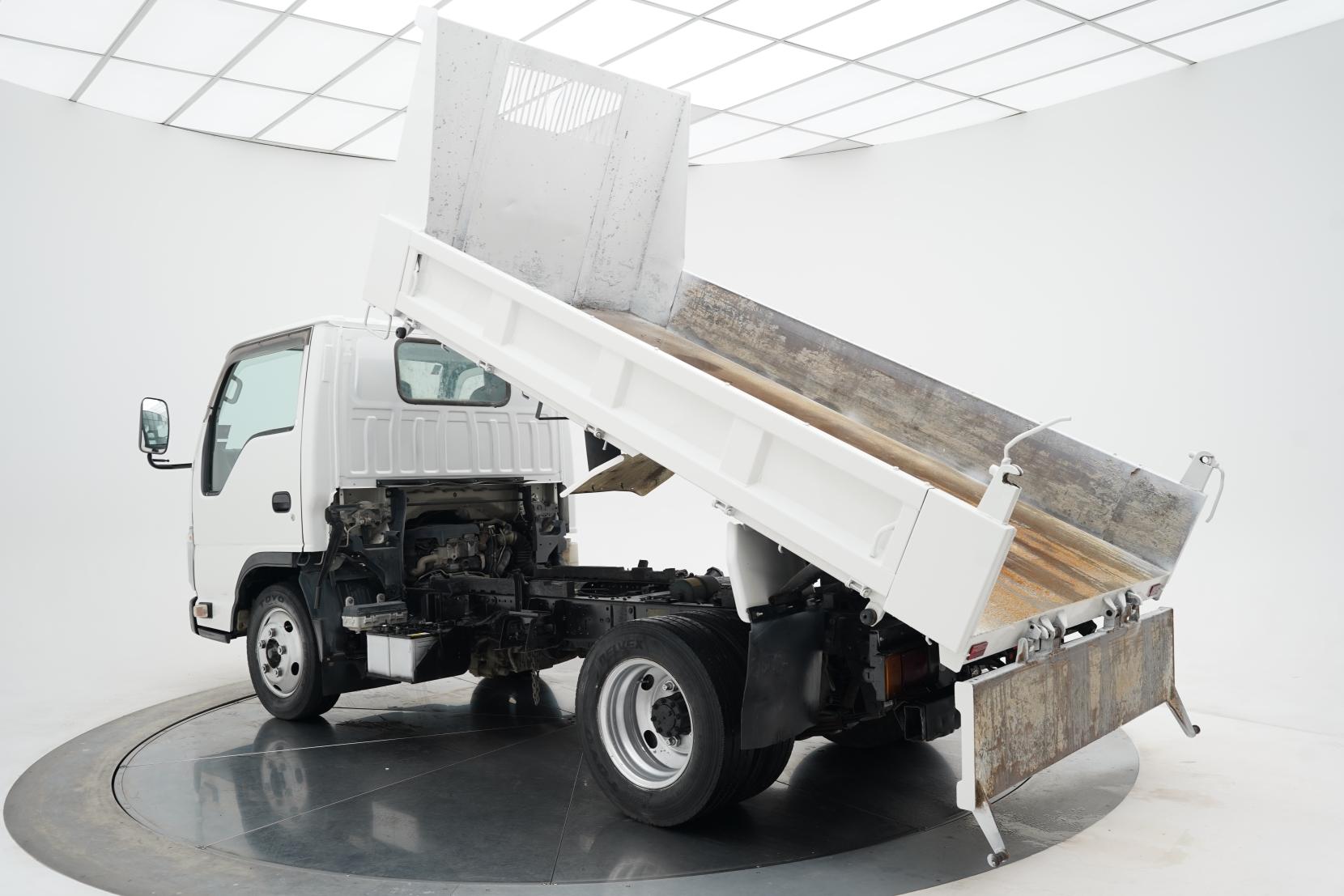 Isuzu Elf 3.0 2 ton Tipper Car License