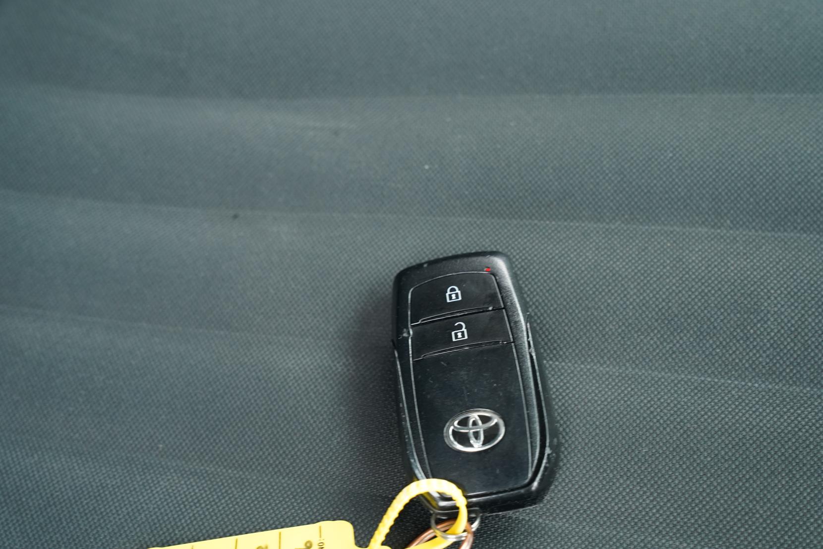 Toyota Yaris HYBRID X