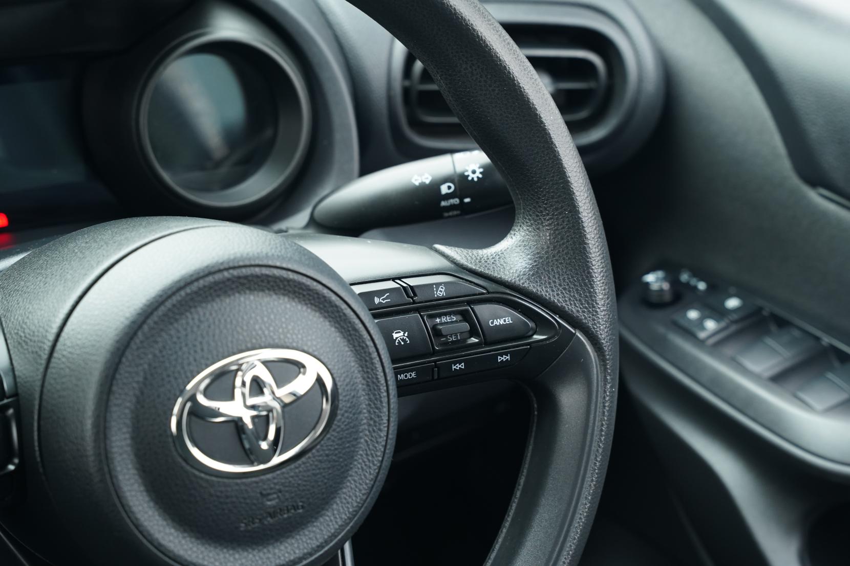 Toyota Yaris HYBRID X