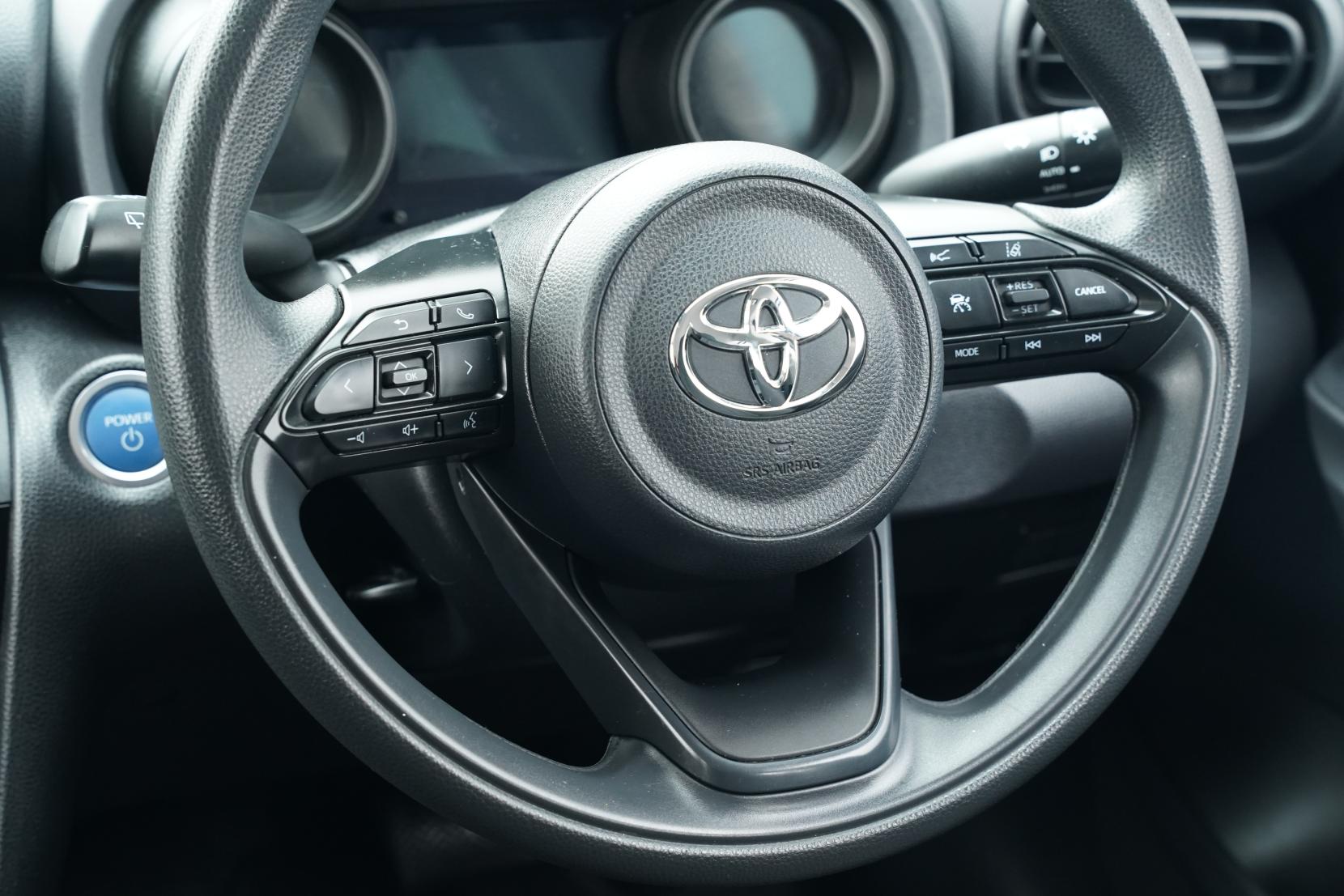 Toyota Yaris HYBRID X