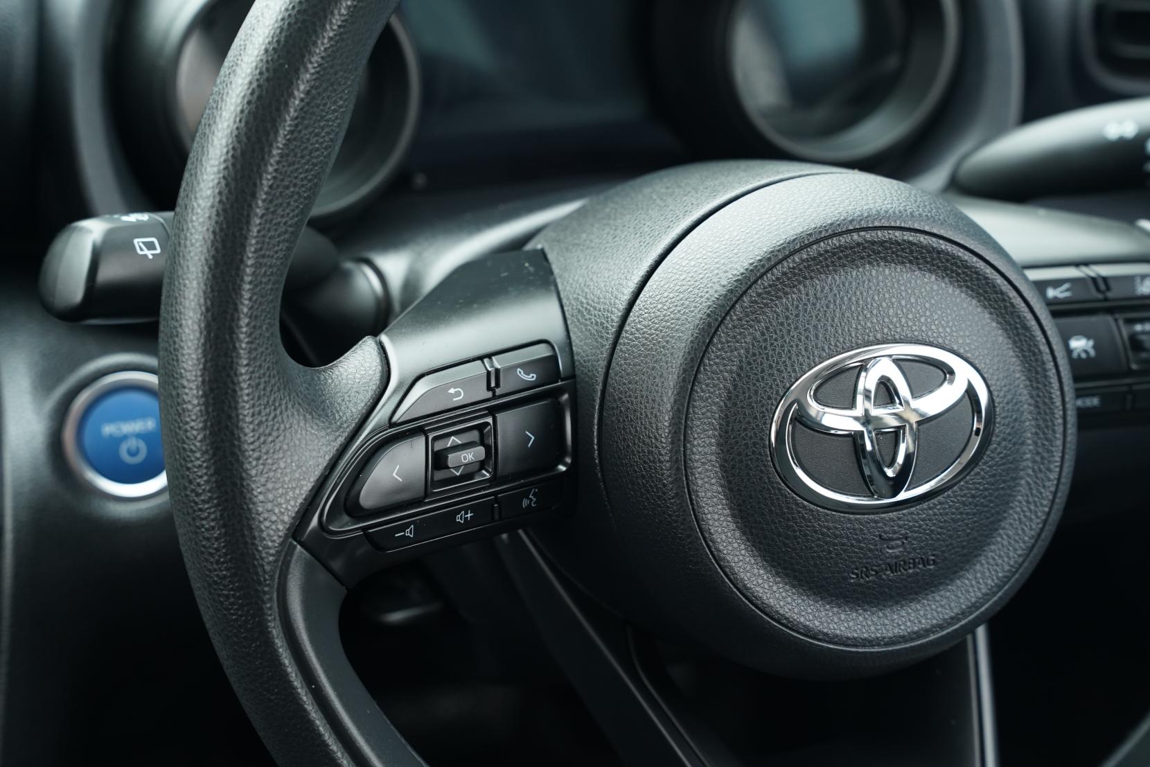 Toyota Yaris HYBRID X