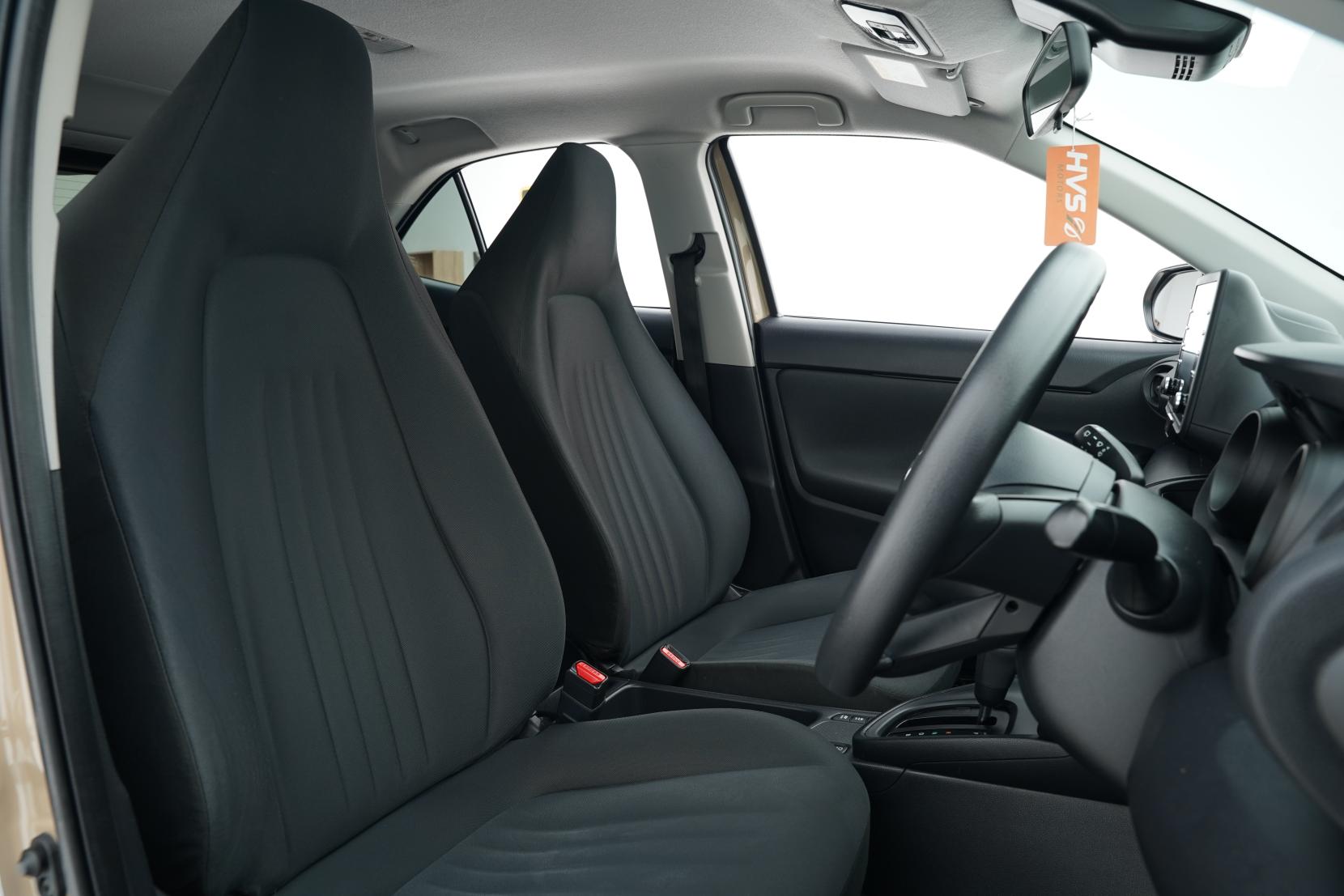 Toyota Yaris HYBRID X