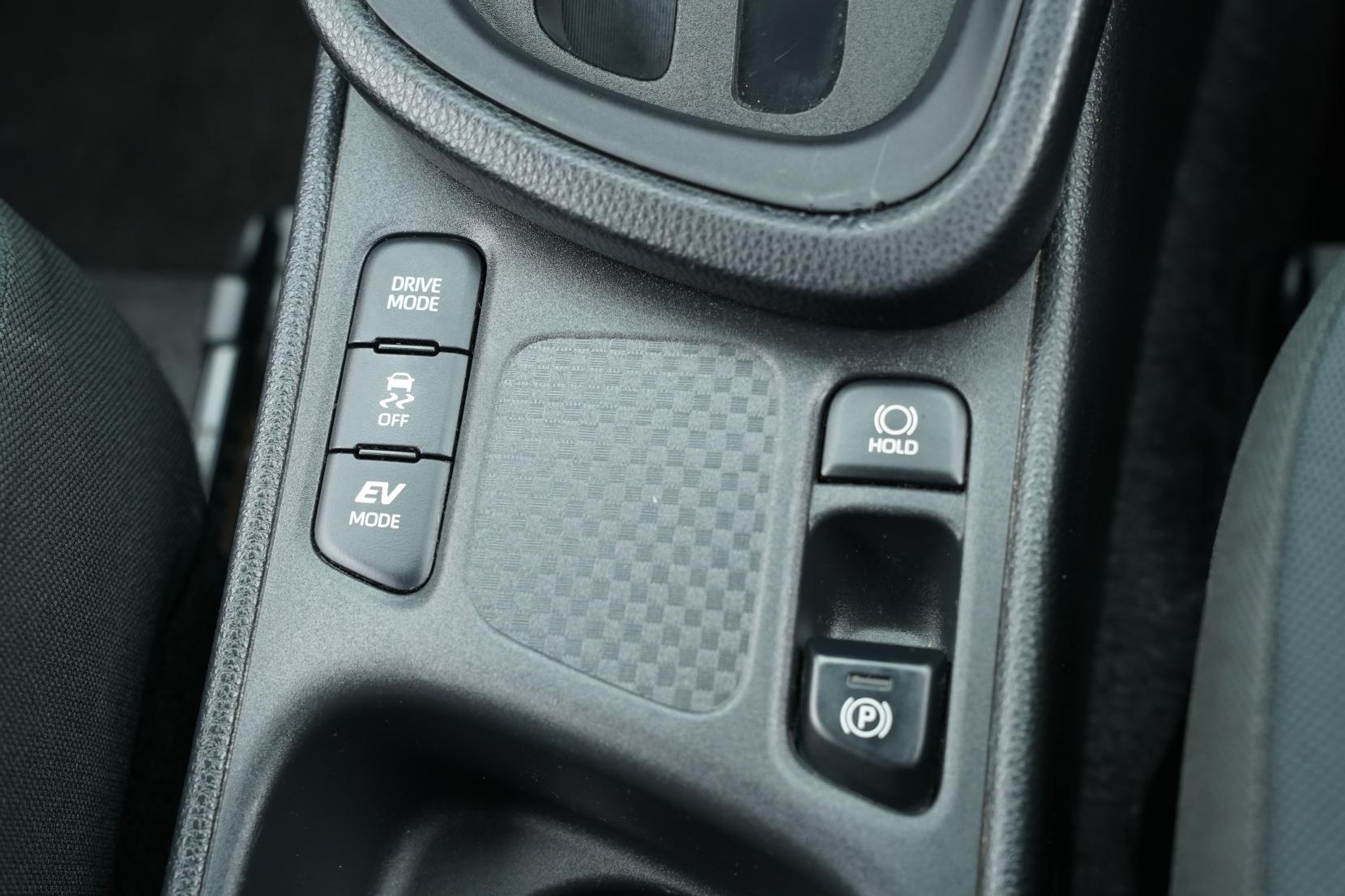Toyota Yaris HYBRID X