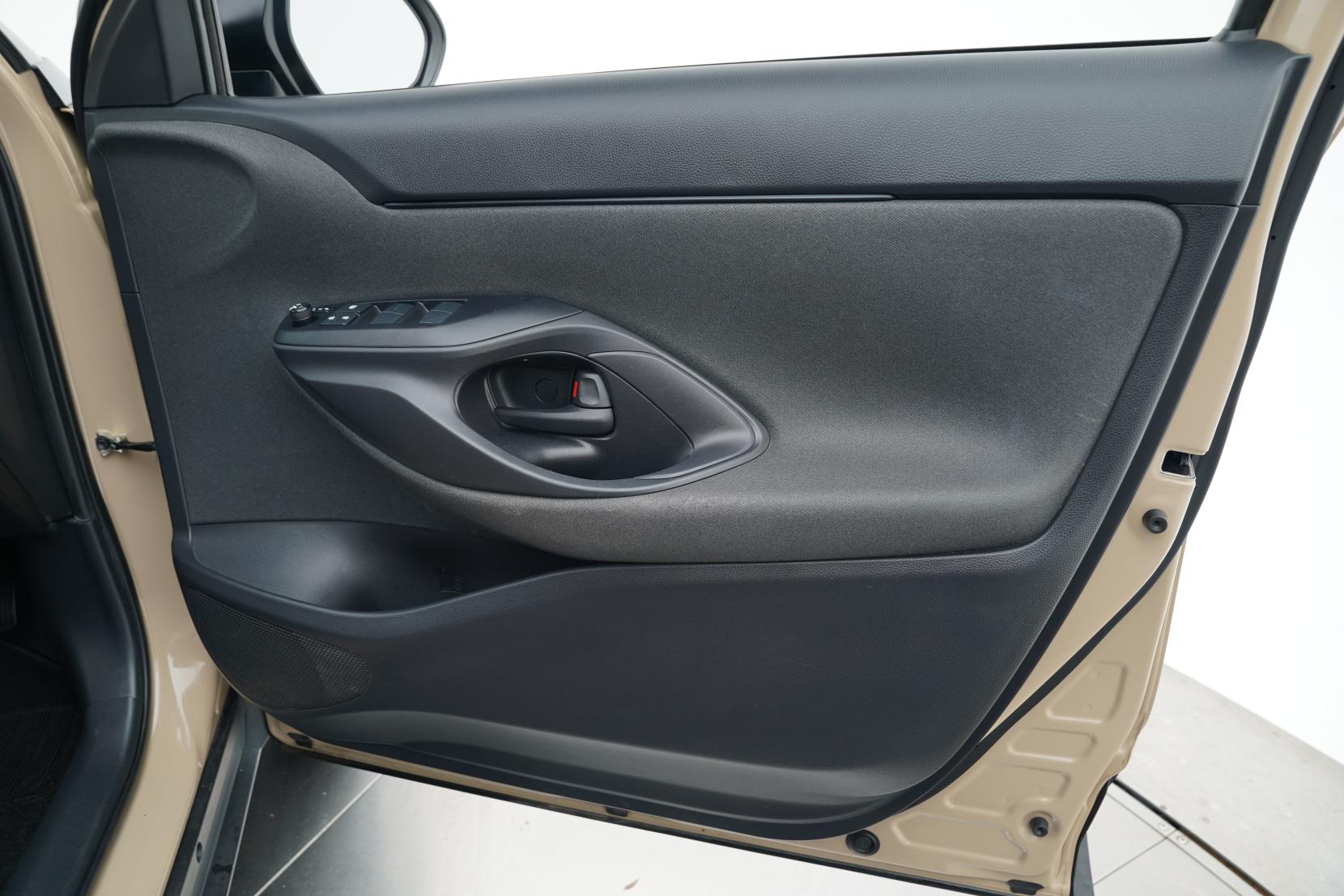 Toyota Yaris HYBRID X