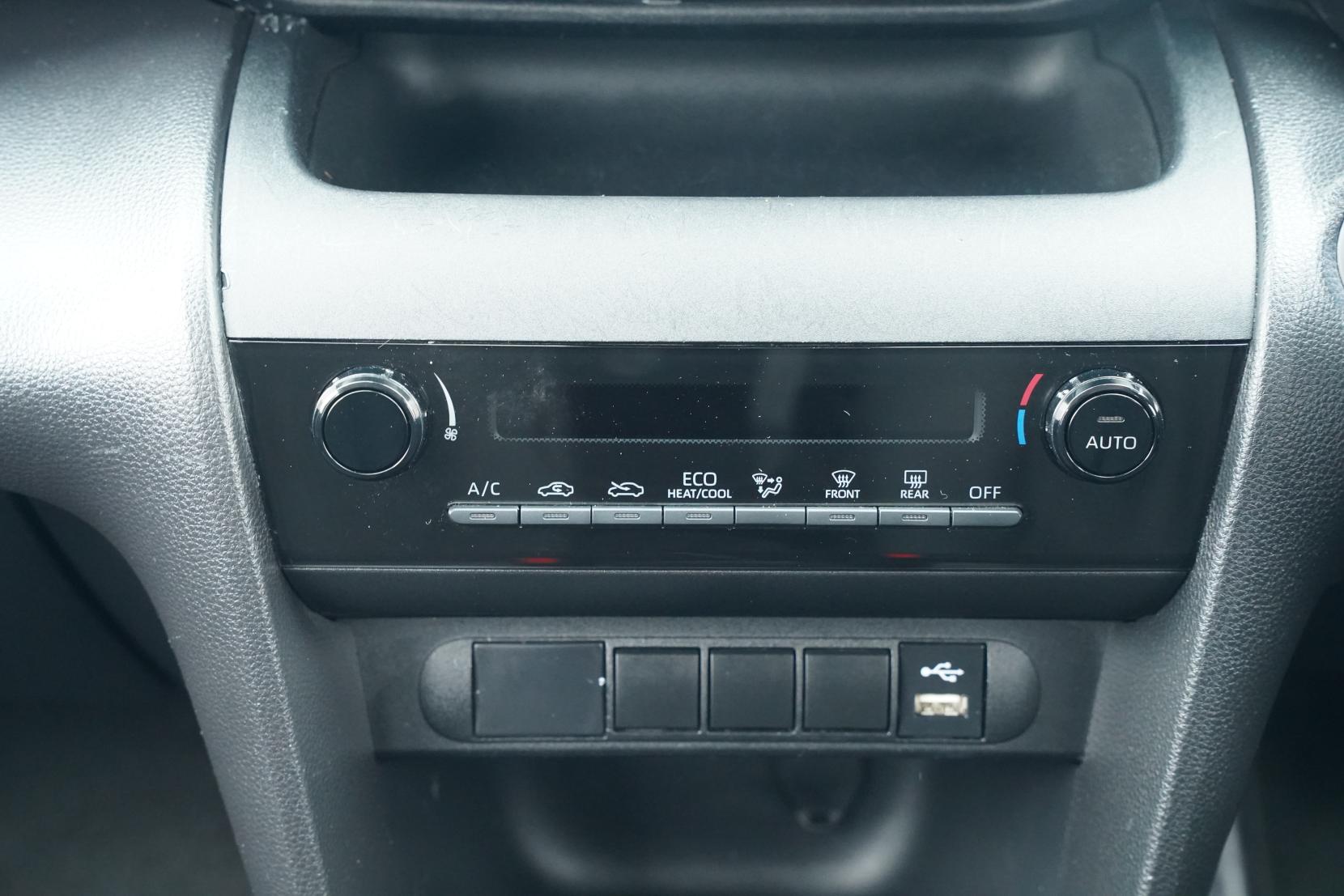 Toyota Yaris HYBRID X