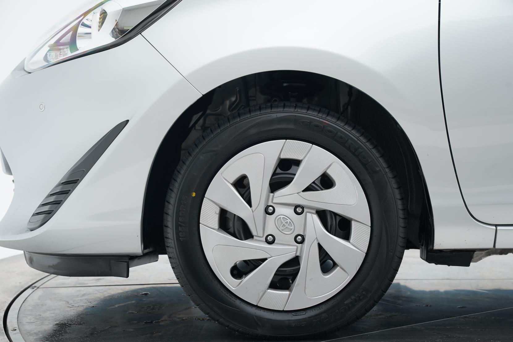 Toyota Aqua 1.5 Hybrid L