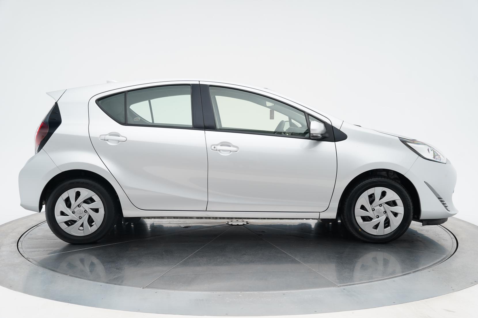 Toyota Aqua 1.5 Hybrid L