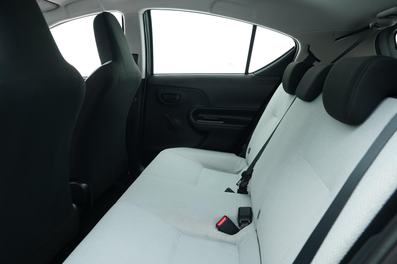 Toyota Aqua 1.5 Hybrid L