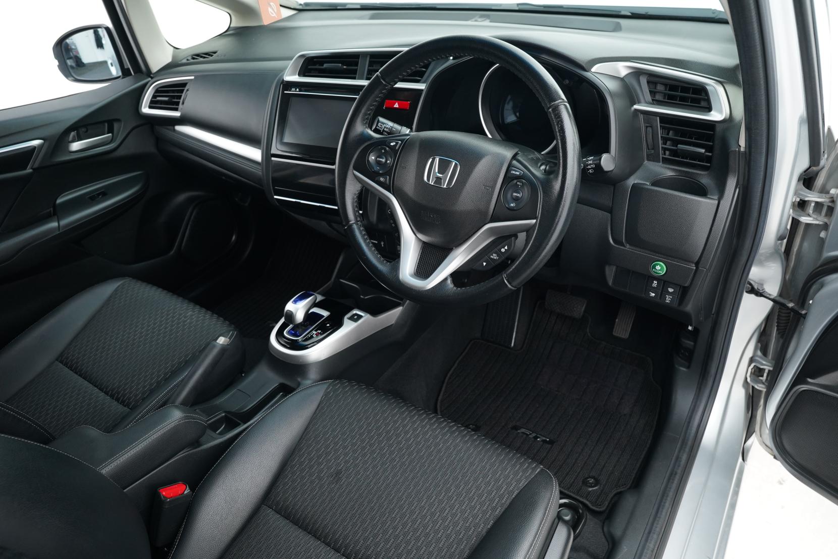 Honda Fit 1.5 Hybrid L PACKAGE