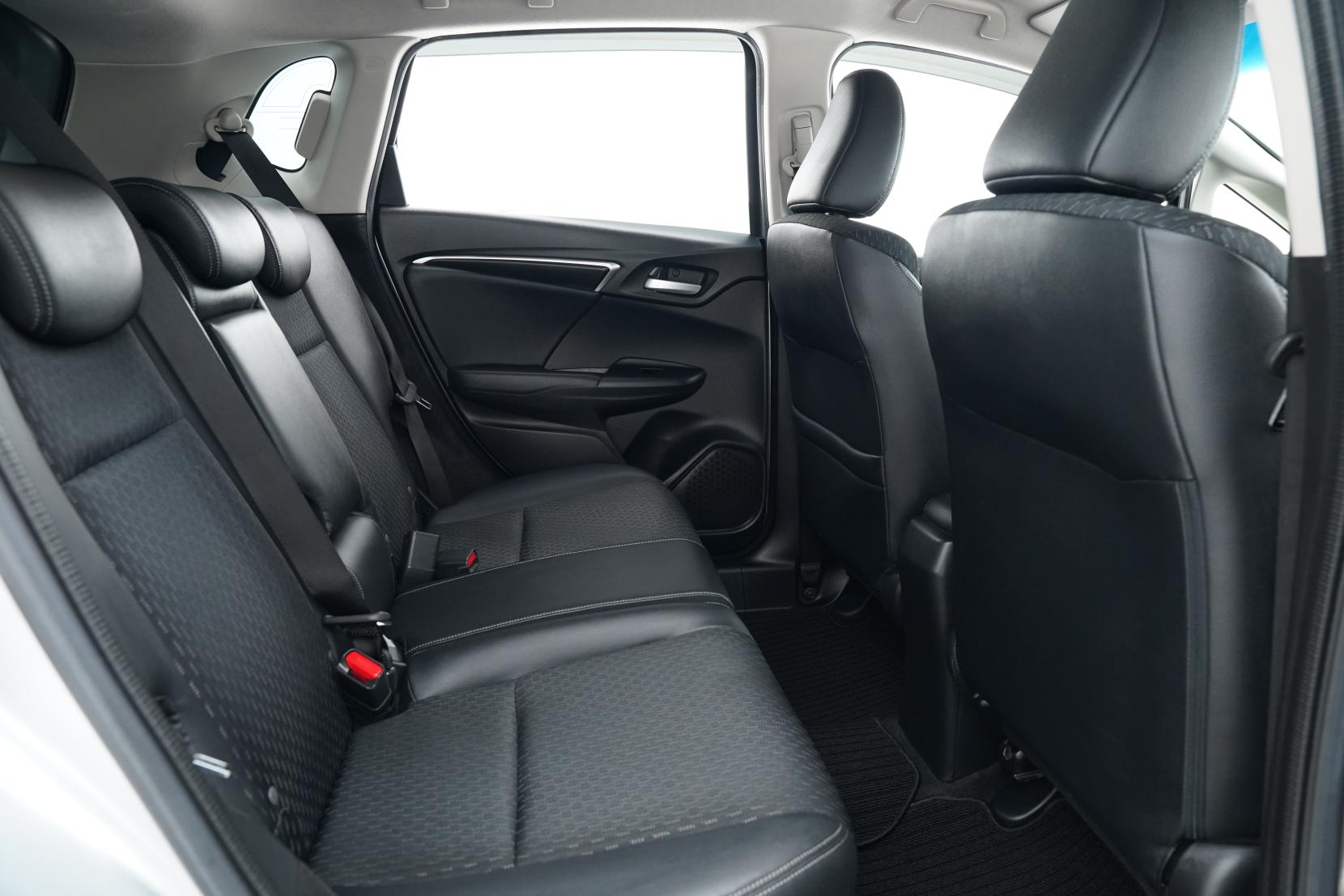 Honda Fit 1.5 Hybrid L PACKAGE