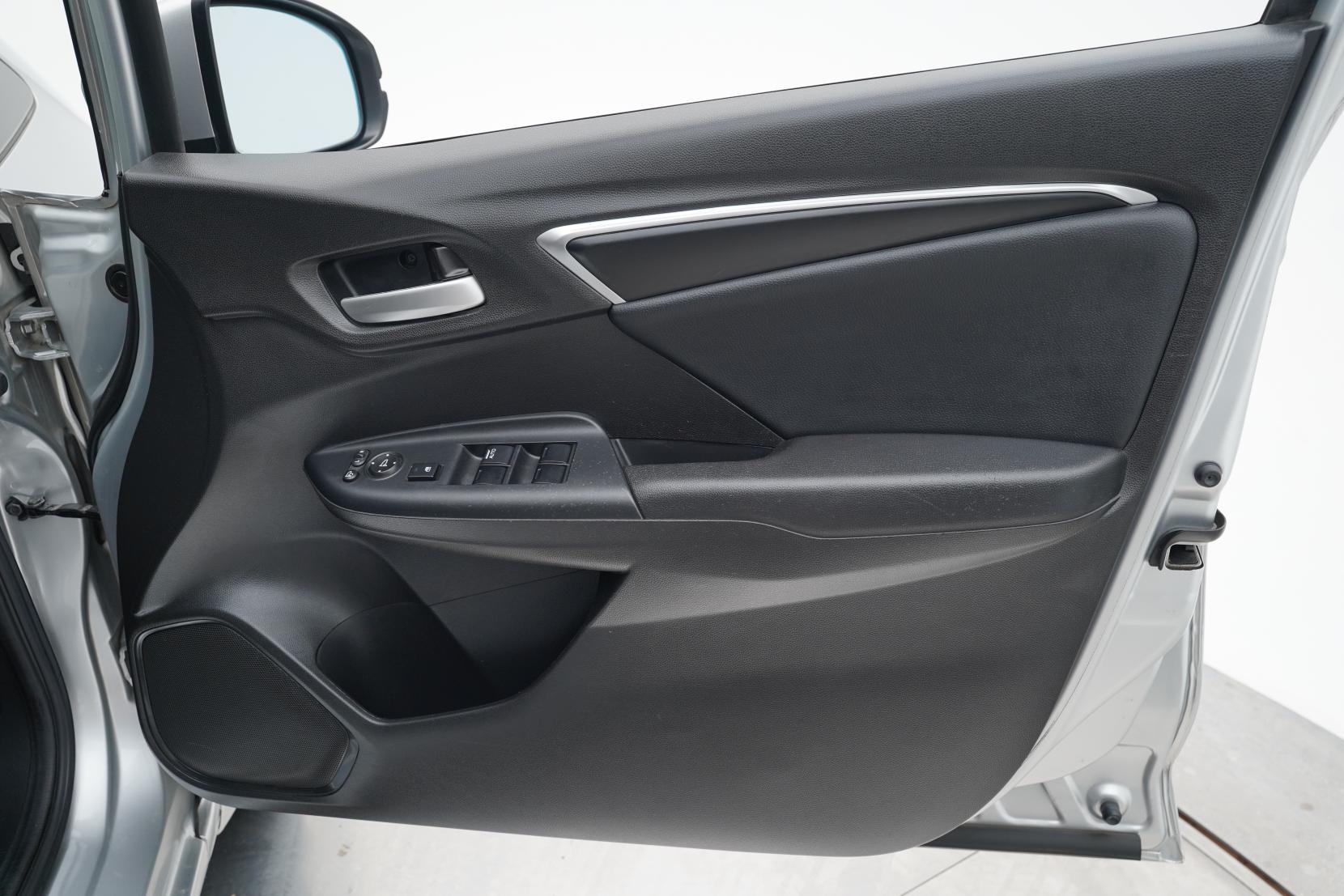 Honda Fit 1.5 Hybrid L PACKAGE