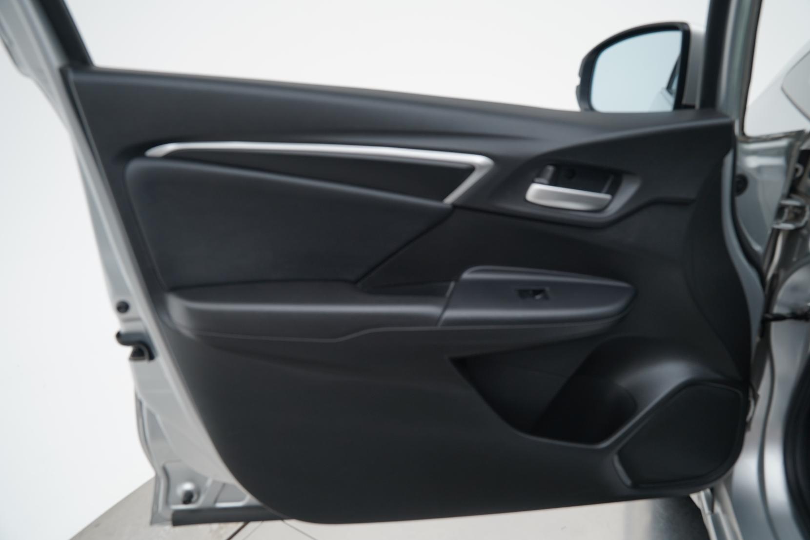 Honda Fit 1.5 Hybrid L PACKAGE