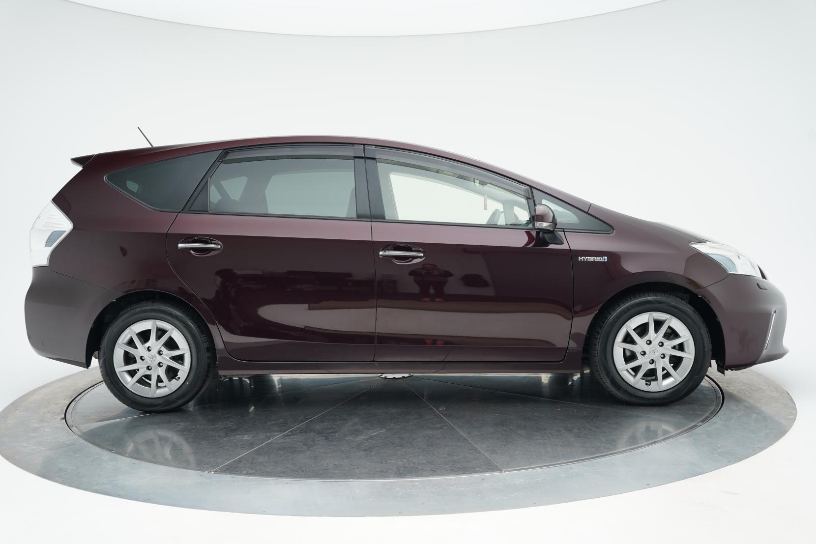 Toyota Prius Alpha S 5 Seater